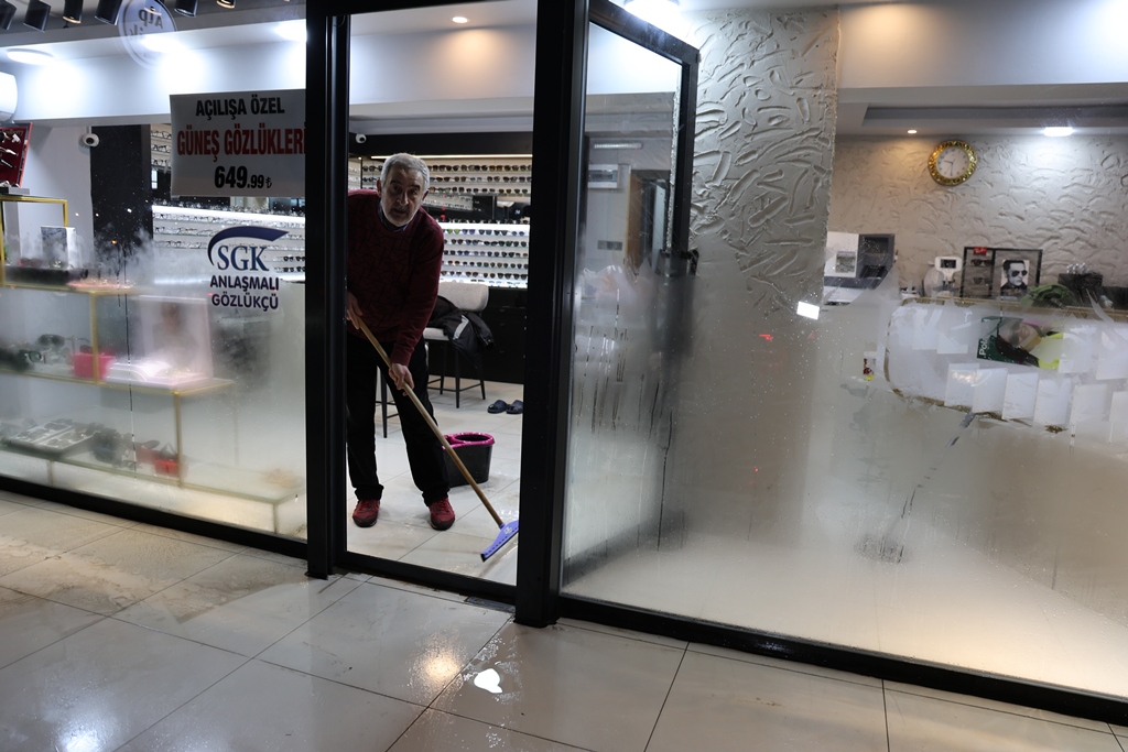 İzmir’de sağanak: Yollar göle döndü, ev ve iş yerlerini su bastı