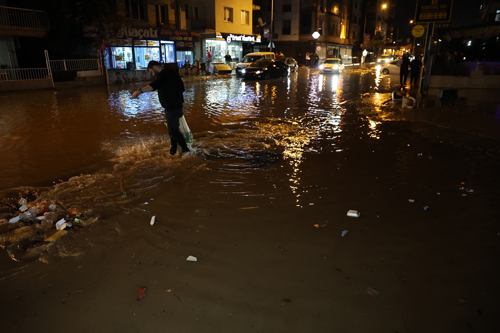 İzmir’de sağanak: Yollar göle döndü, ev ve iş yerlerini su bastı