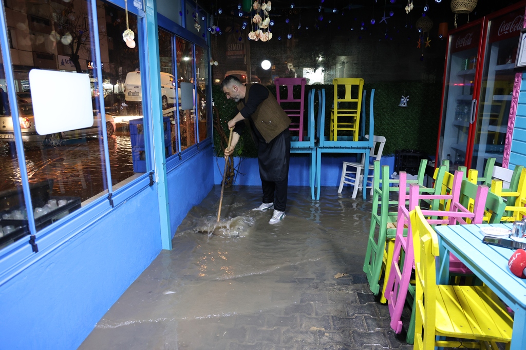 İzmir’de sağanak: Yollar göle döndü, ev ve iş yerlerini su bastı