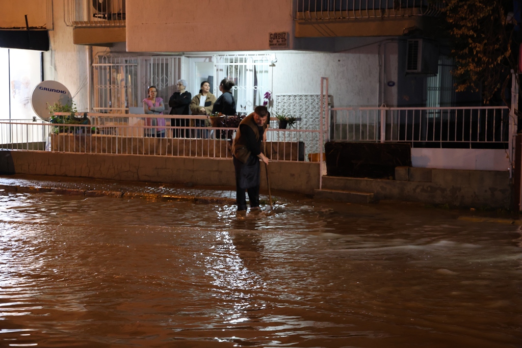 İzmir’de sağanak: Yollar göle döndü, ev ve iş yerlerini su bastı