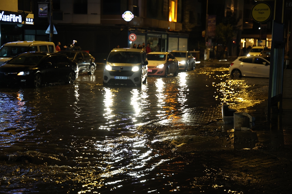 İzmir’de sağanak: Yollar göle döndü, ev ve iş yerlerini su bastı