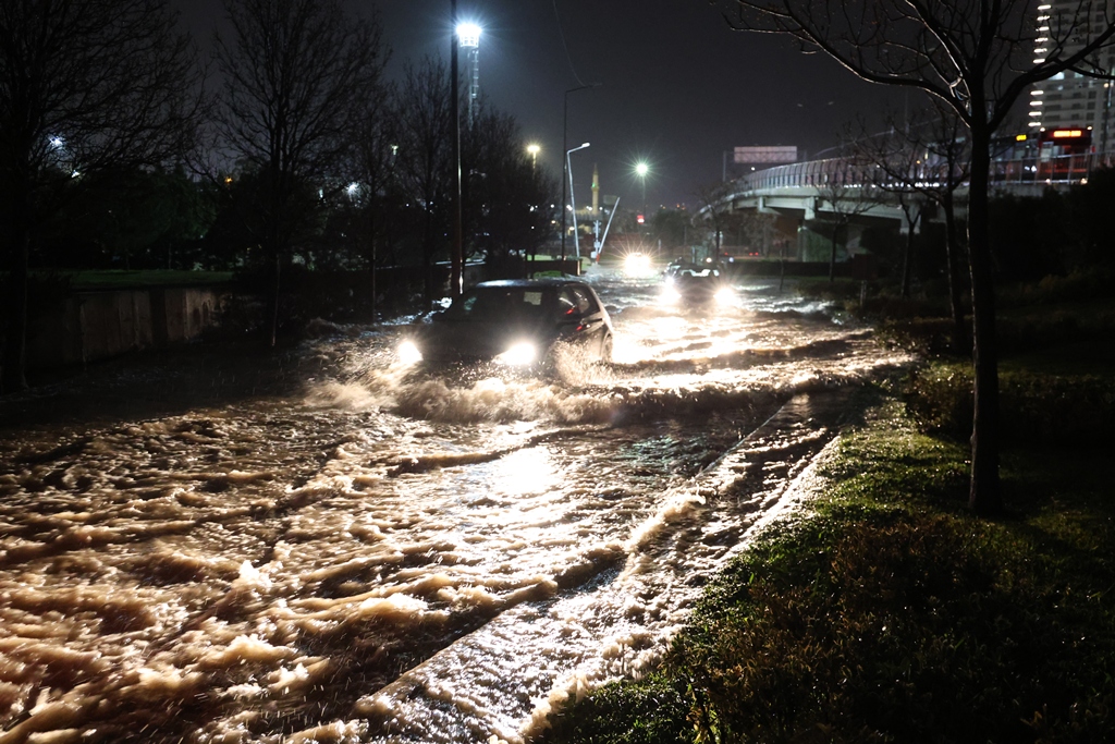 İzmir’de sağanak: Yollar göle döndü, ev ve iş yerlerini su bastı