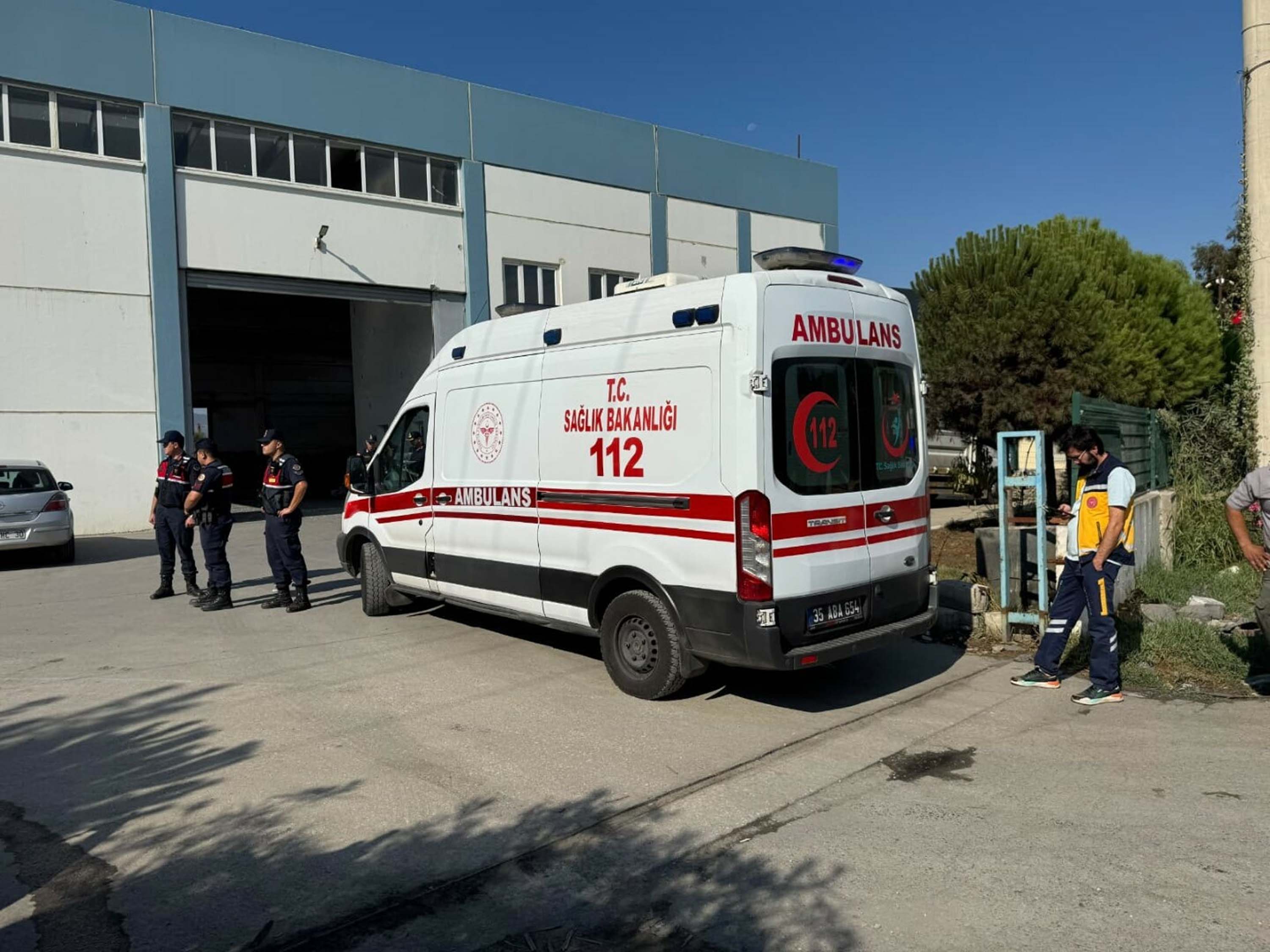 İzmir'de metal fabrikasında patlama; 3'ü ağır, 7 yaralı