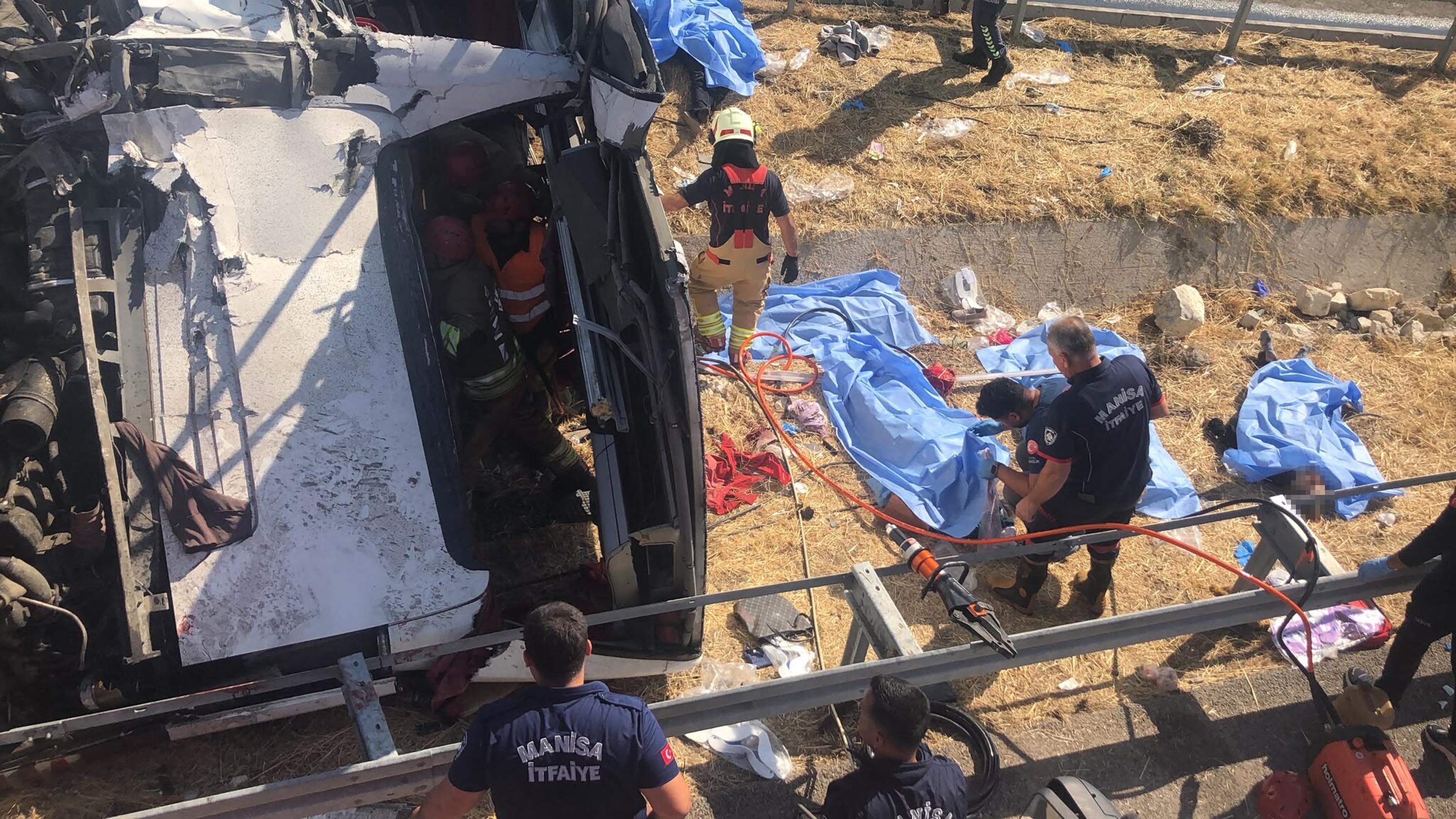 Manisa'da tur otobüsü ve TIR'ın çarpıştığı kazada 11 ölü, 27 yaralı