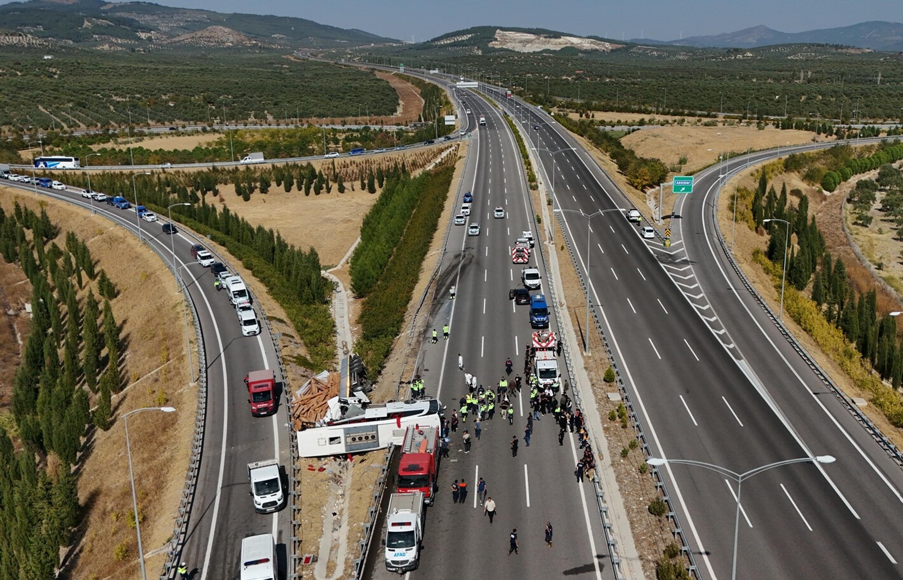 Manisa'da tur otobüsü ve TIR'ın çarpıştığı kazada 11 ölü, 27 yaralı