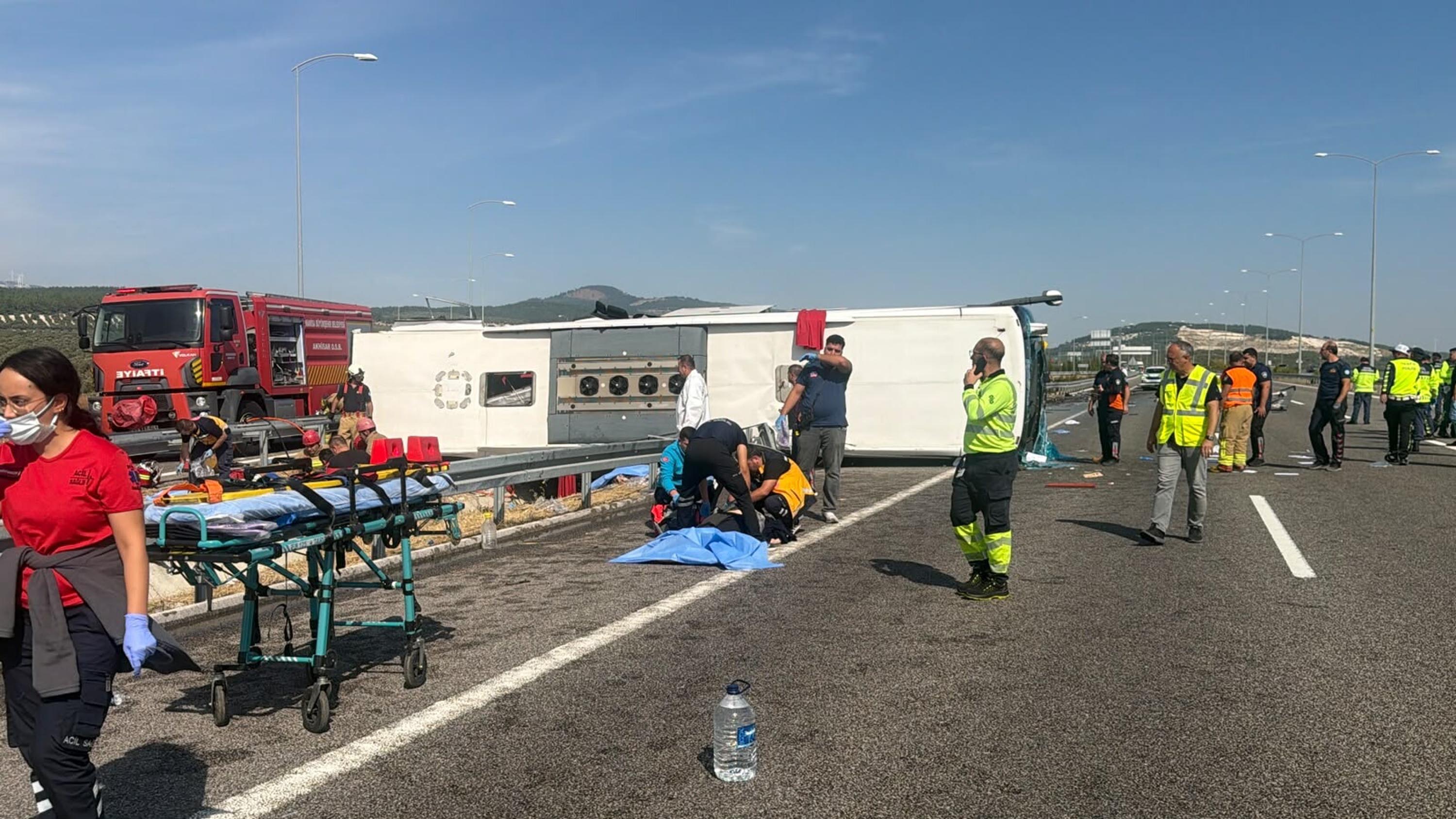 Manisa'da tur otobüsü ve TIR'ın çarpıştığı kazada 11 ölü, 27 yaralı