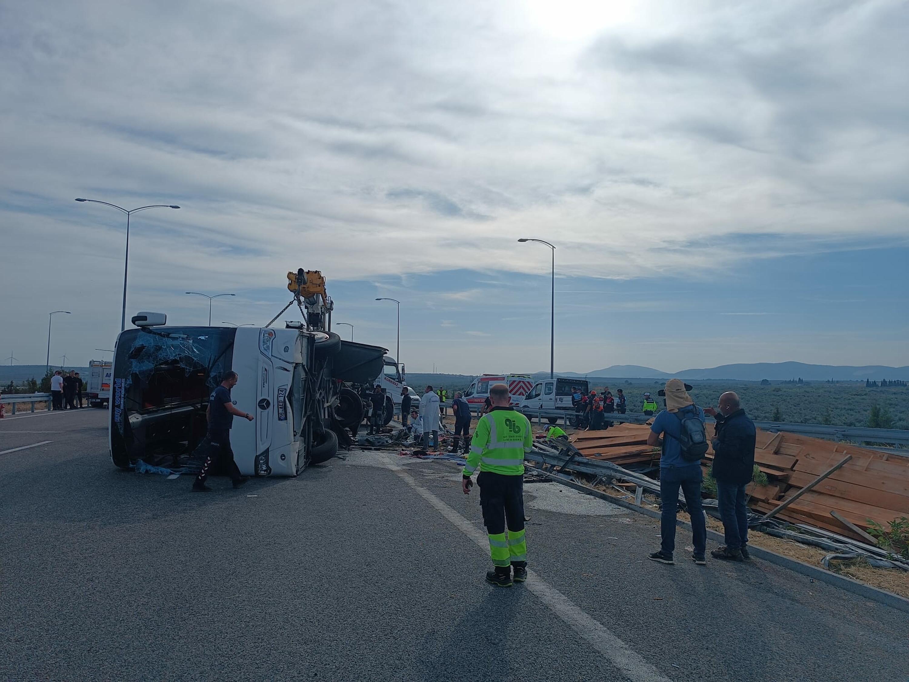 Manisa'da tur otobüsü ve TIR'ın çarpıştığı kazada 11 ölü, 27 yaralı
