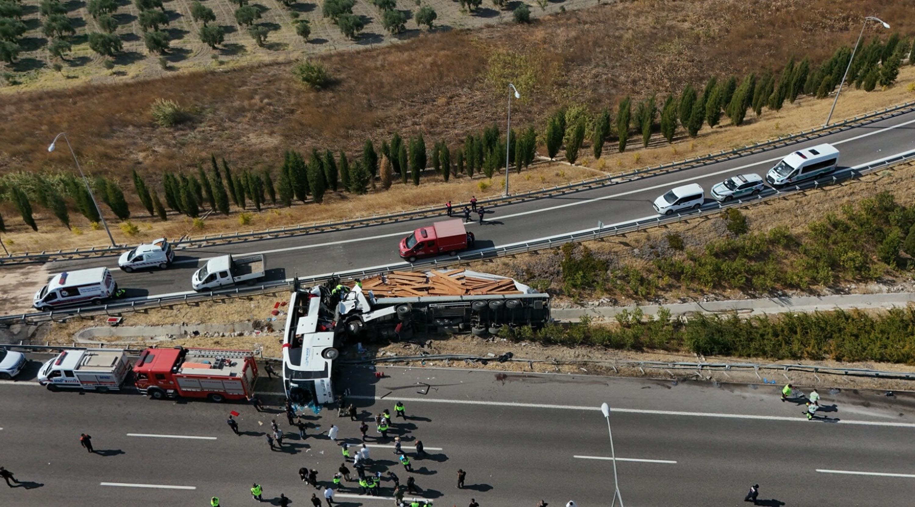 Manisa'da tur otobüsü ve TIR'ın çarpıştığı kazada 11 ölü, 27 yaralı