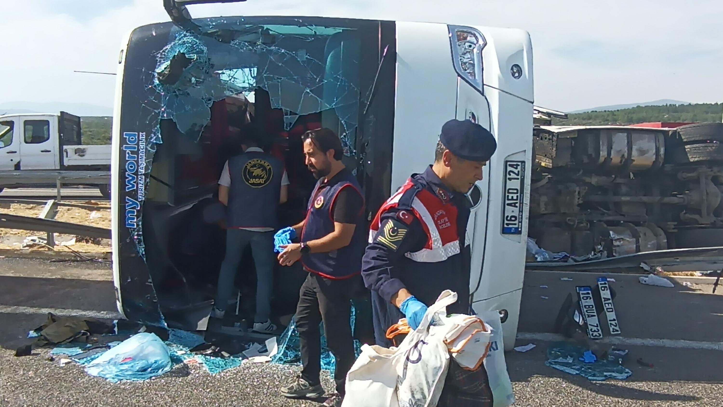 Manisa'da tur otobüsü ve TIR'ın çarpıştığı kazada 11 ölü, 27 yaralı