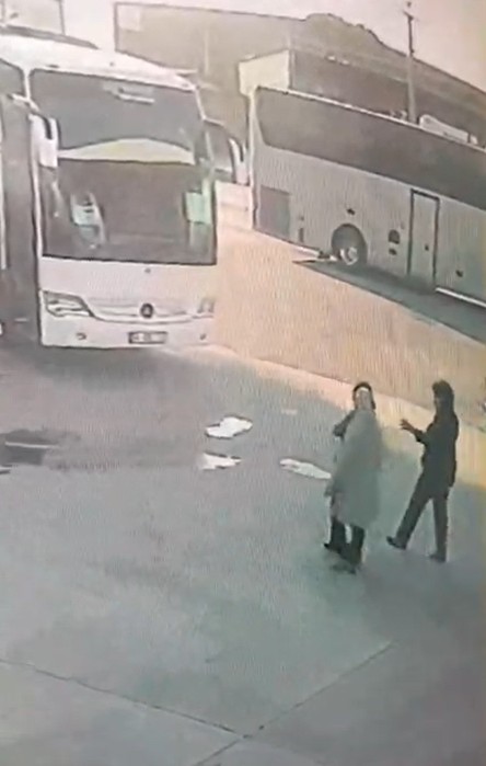 Manisa'da tur otobüsü ve TIR'ın çarpıştığı kazada 11 ölü, 27 yaralı