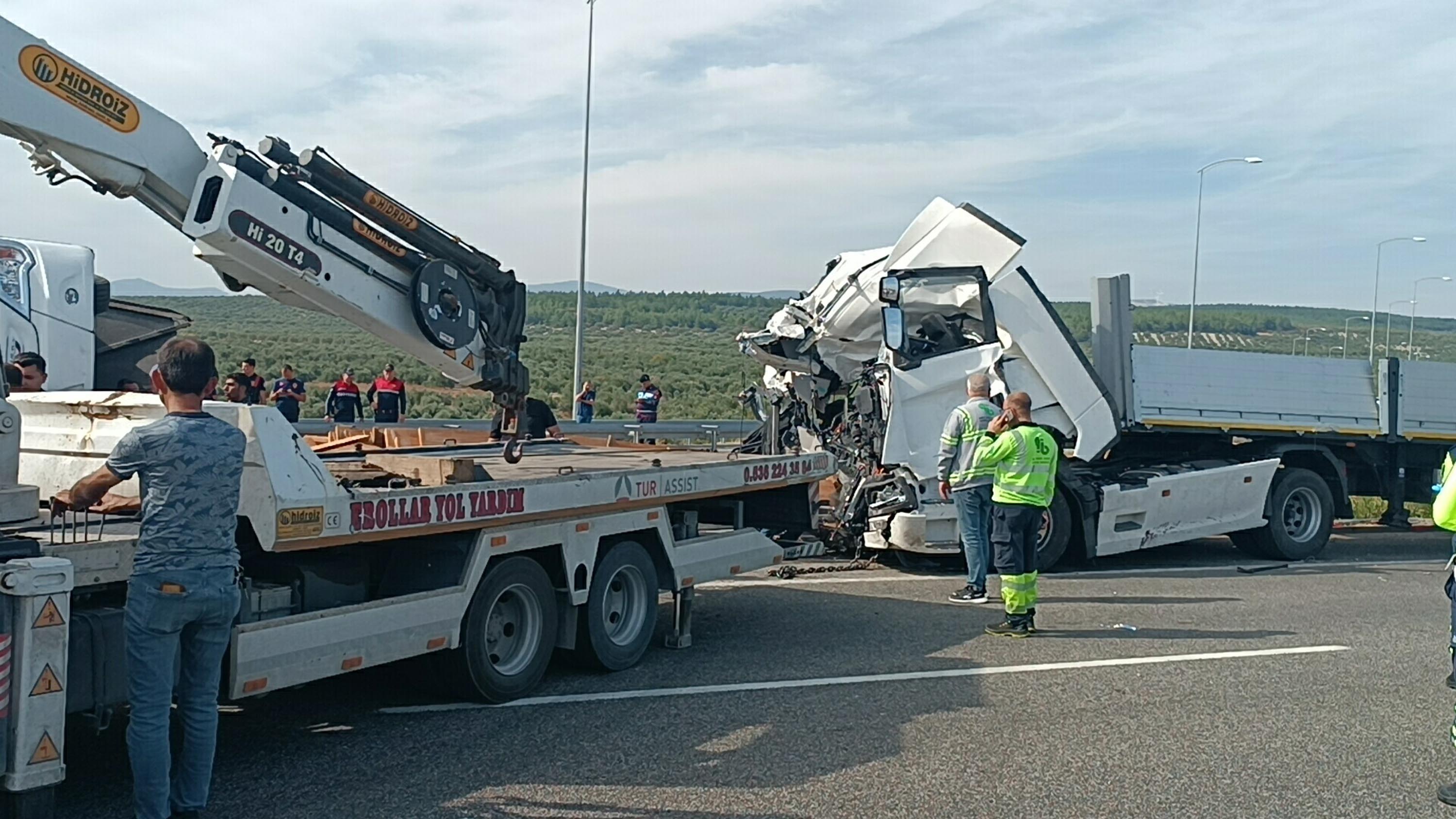 Manisa'da tur otobüsü ve TIR'ın çarpıştığı kazada 11 ölü, 27 yaralı