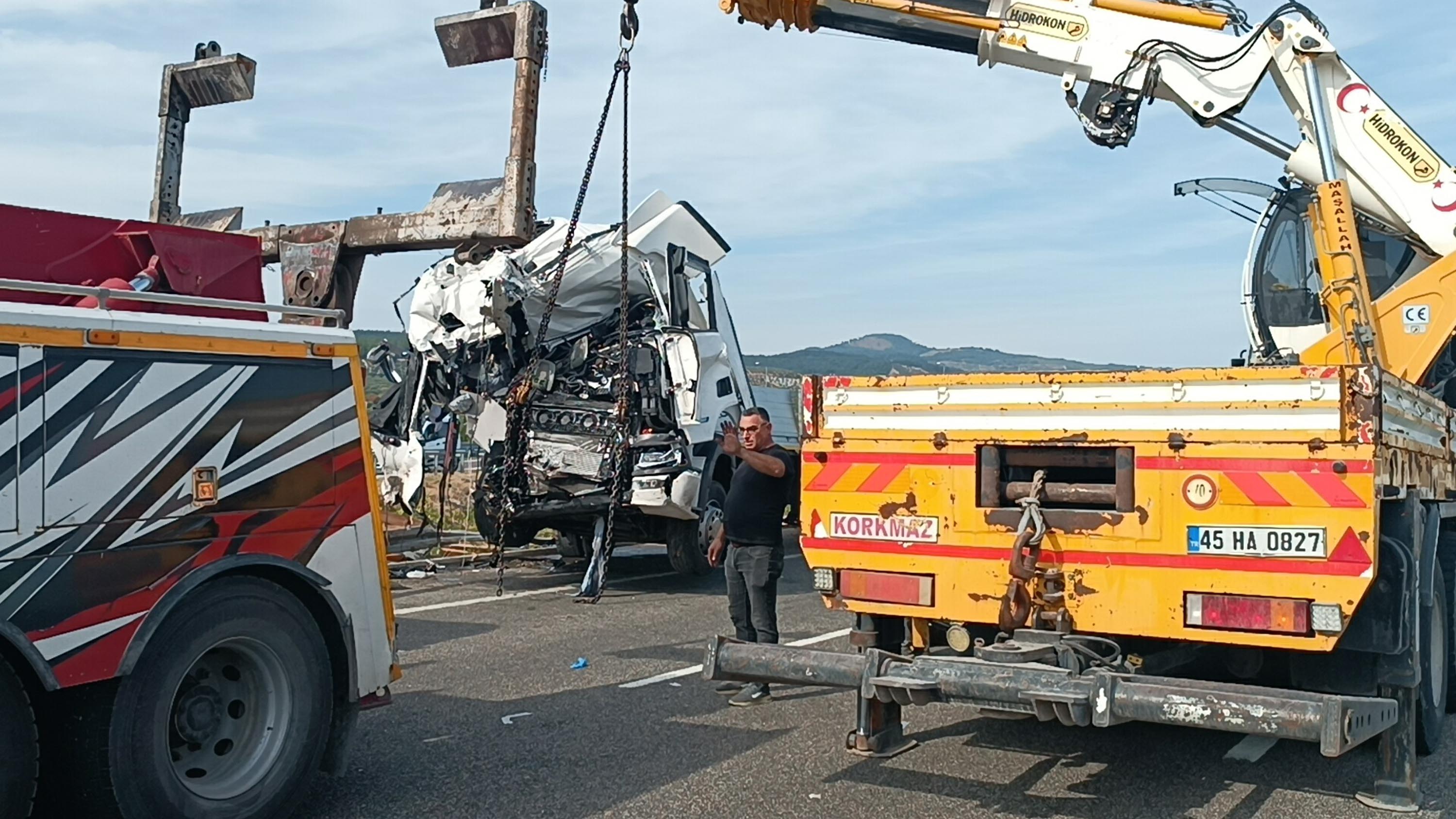 Manisa'da tur otobüsü ve TIR'ın çarpıştığı kazada 11 ölü, 27 yaralı