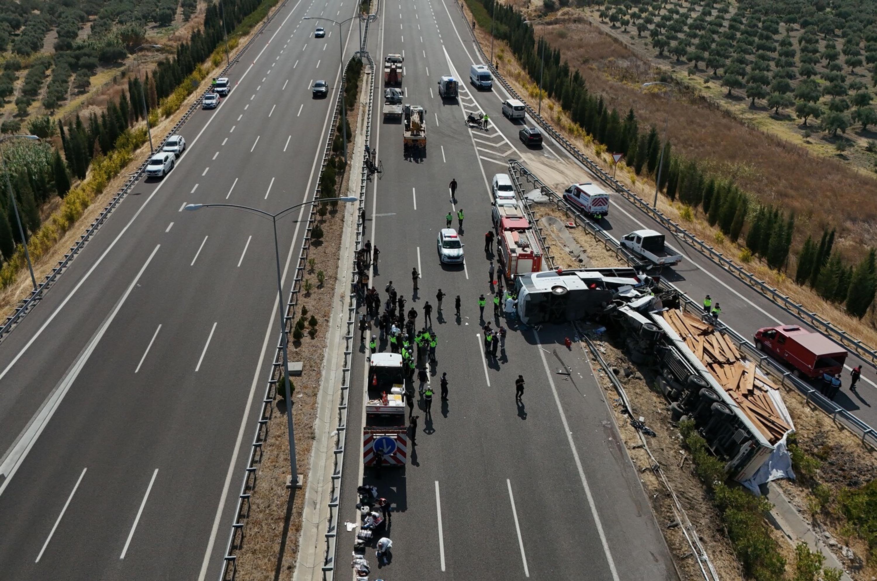 Manisa'da tur otobüsü ve TIR'ın çarpıştığı kazada 11 ölü, 27 yaralı