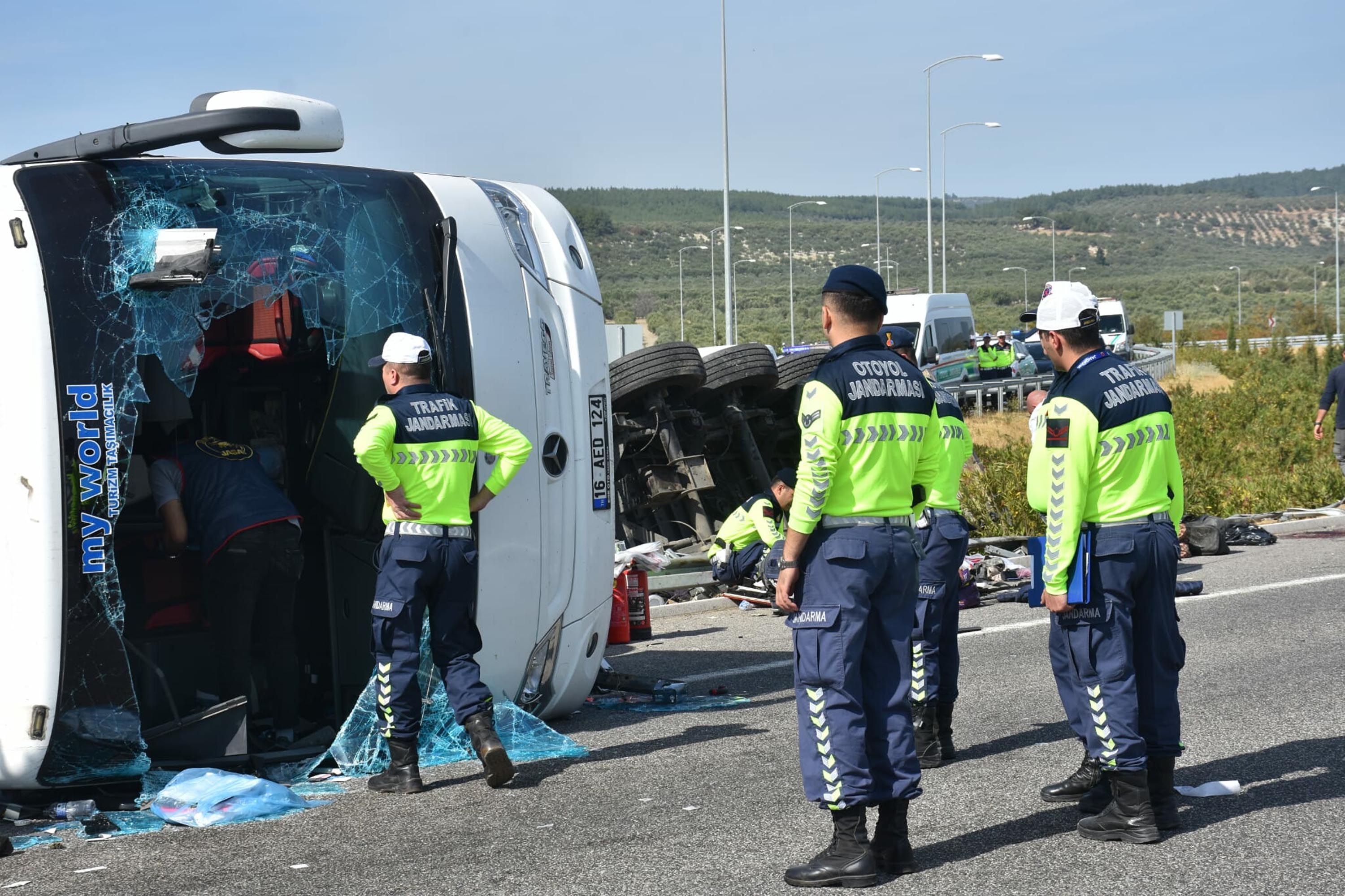 Manisa'da tur otobüsü ve TIR'ın çarpıştığı kazada 11 ölü, 27 yaralı