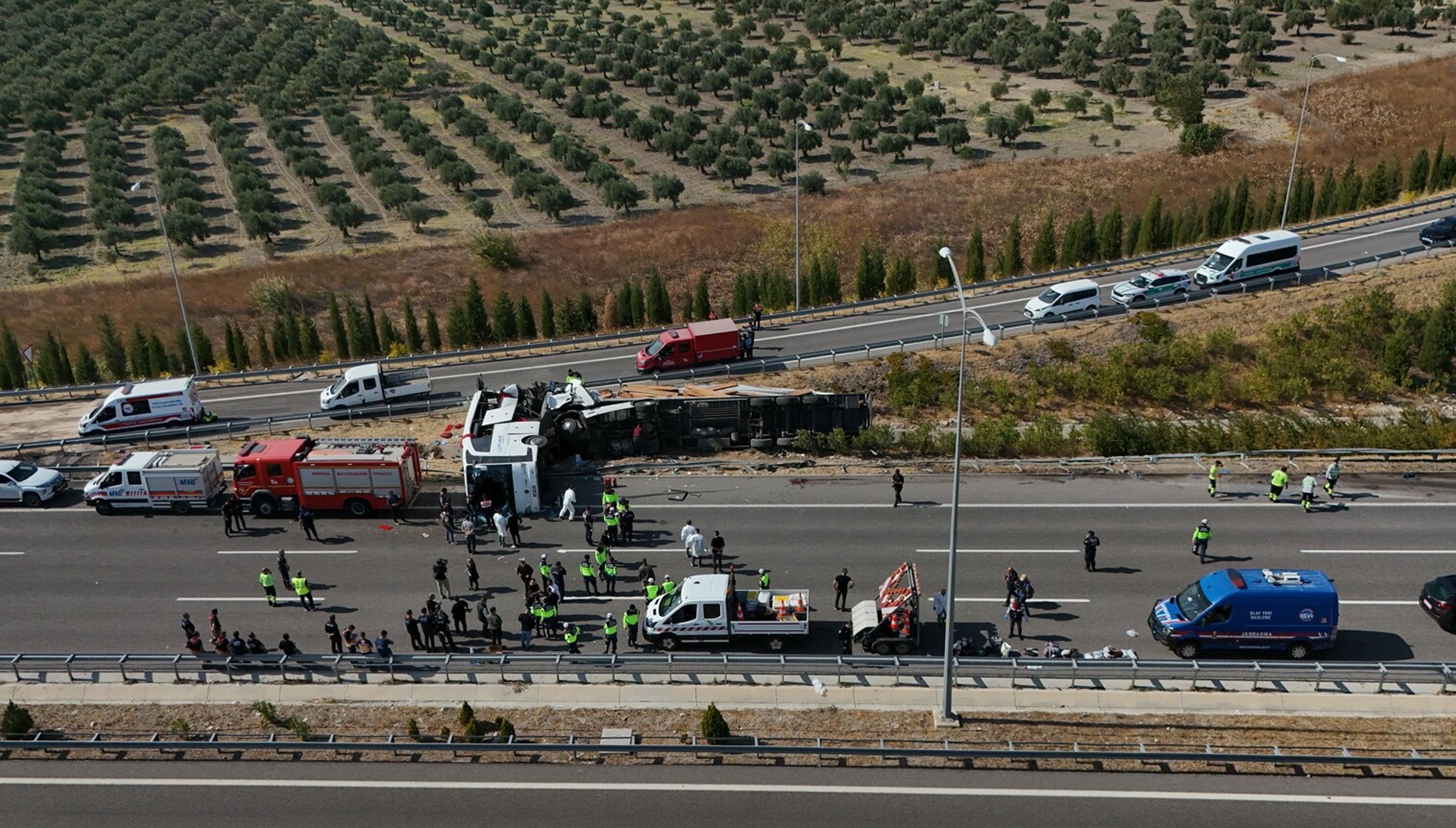 Manisa'da tur otobüsü ve TIR'ın çarpıştığı kazada 11 ölü, 27 yaralı