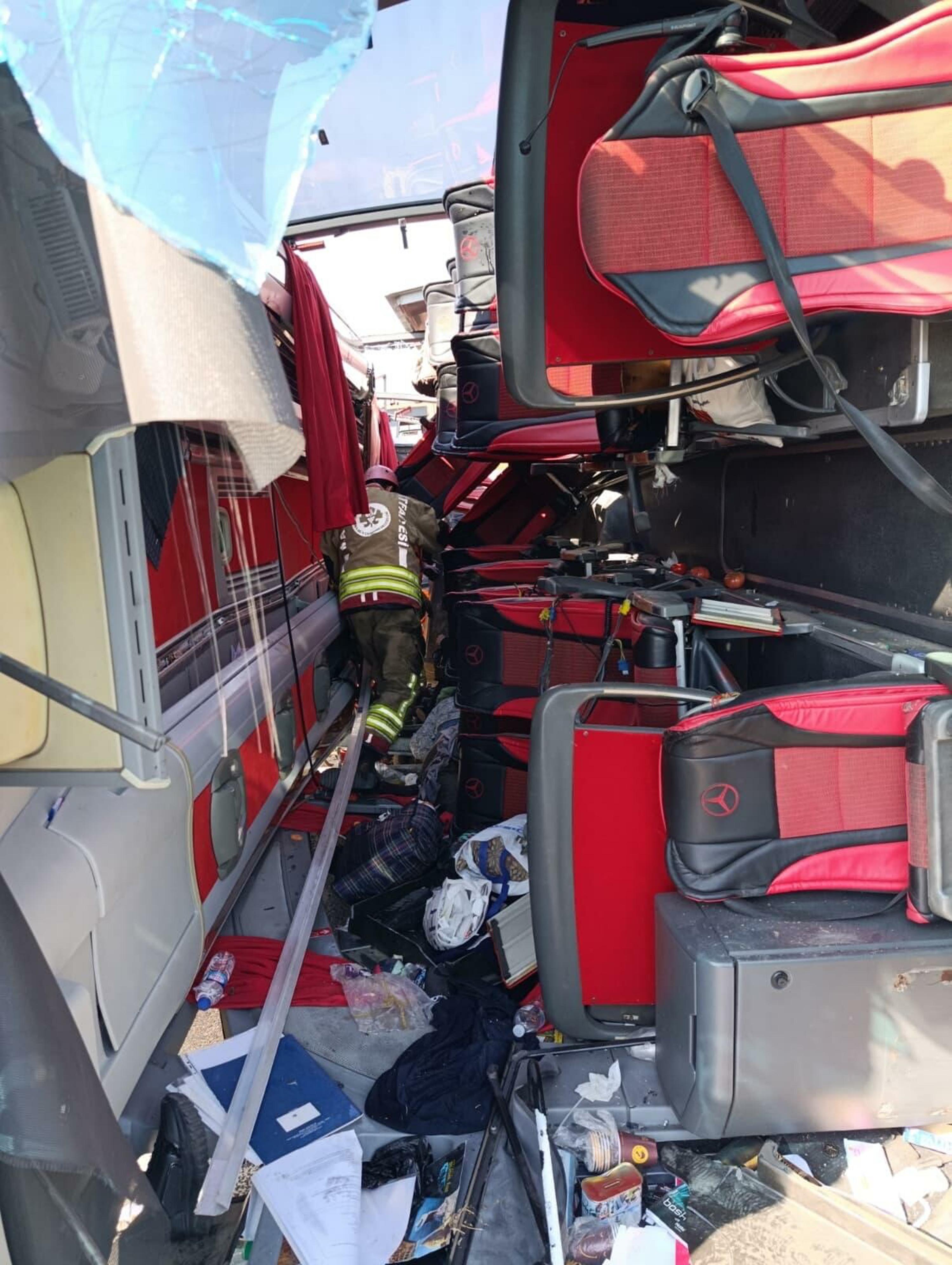 Manisa'da tur otobüsü ve TIR'ın çarpıştığı kazada 11 ölü, 27 yaralı