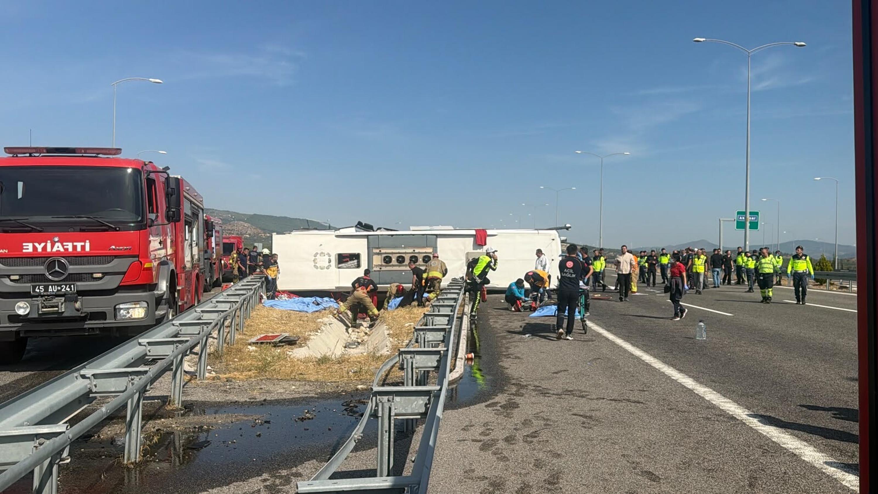 Manisa'da tur otobüsü ve TIR'ın çarpıştığı kazada 11 ölü, 27 yaralı