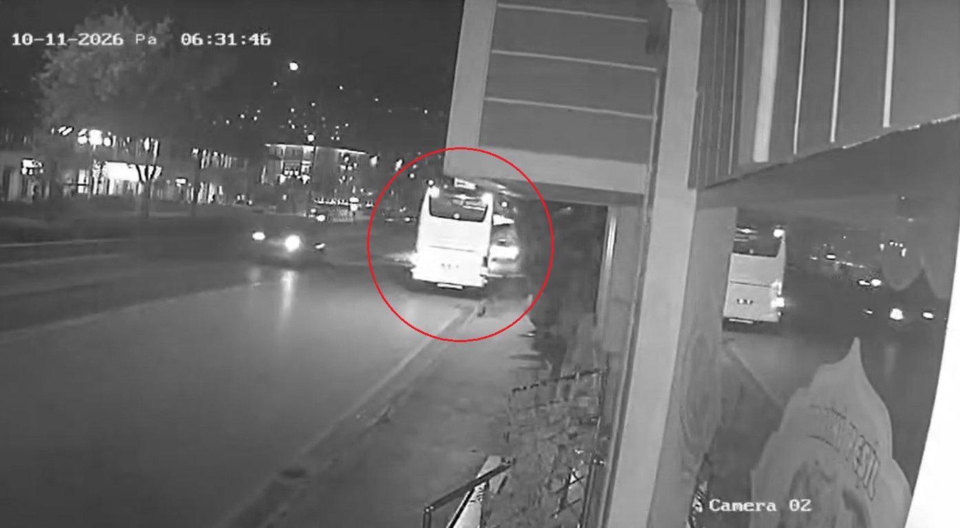 Manisa'da tur otobüsü ve TIR'ın çarpıştığı kazada 11 ölü, 27 yaralı