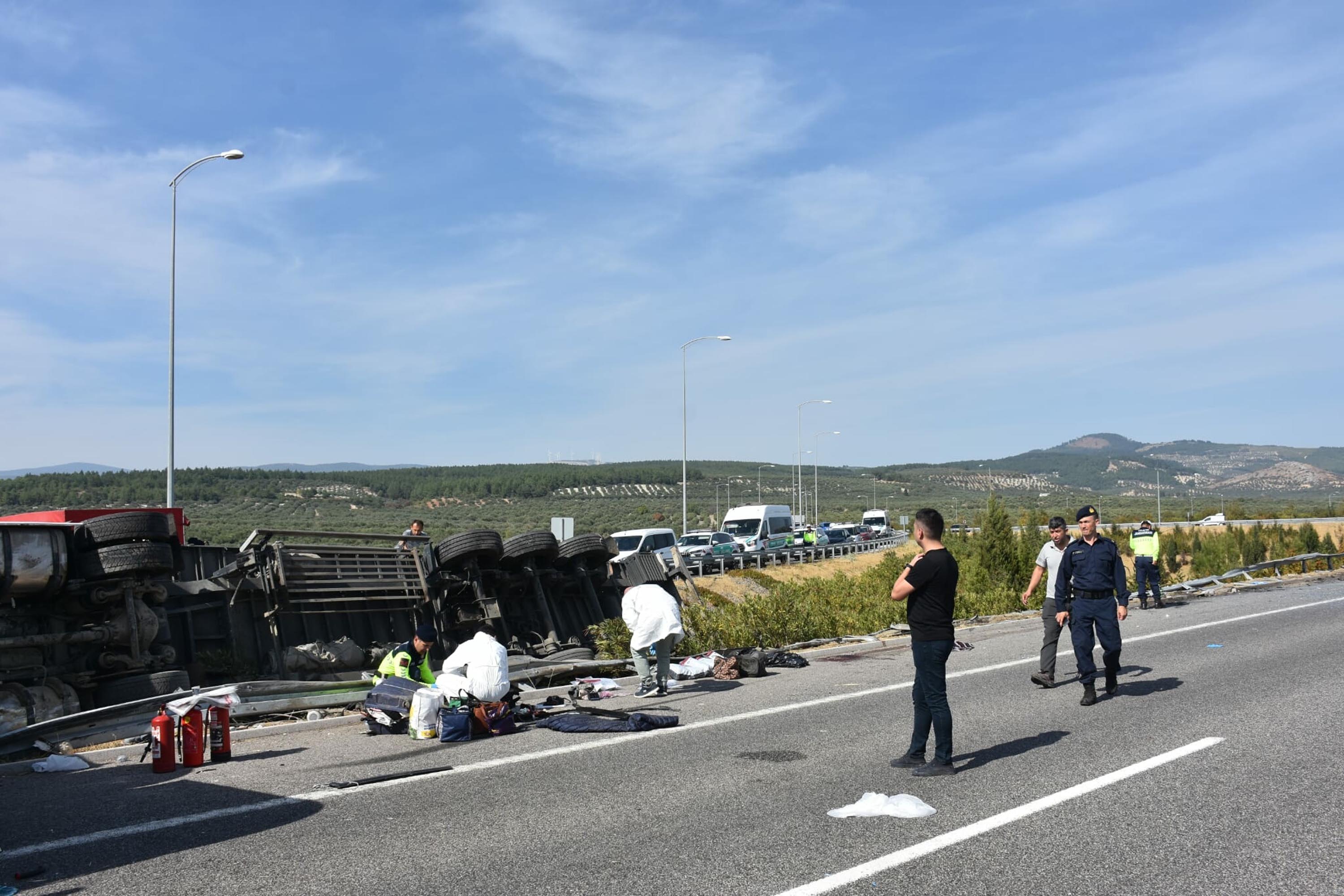 Manisa'da tur otobüsü ve TIR'ın çarpıştığı kazada 11 ölü, 27 yaralı