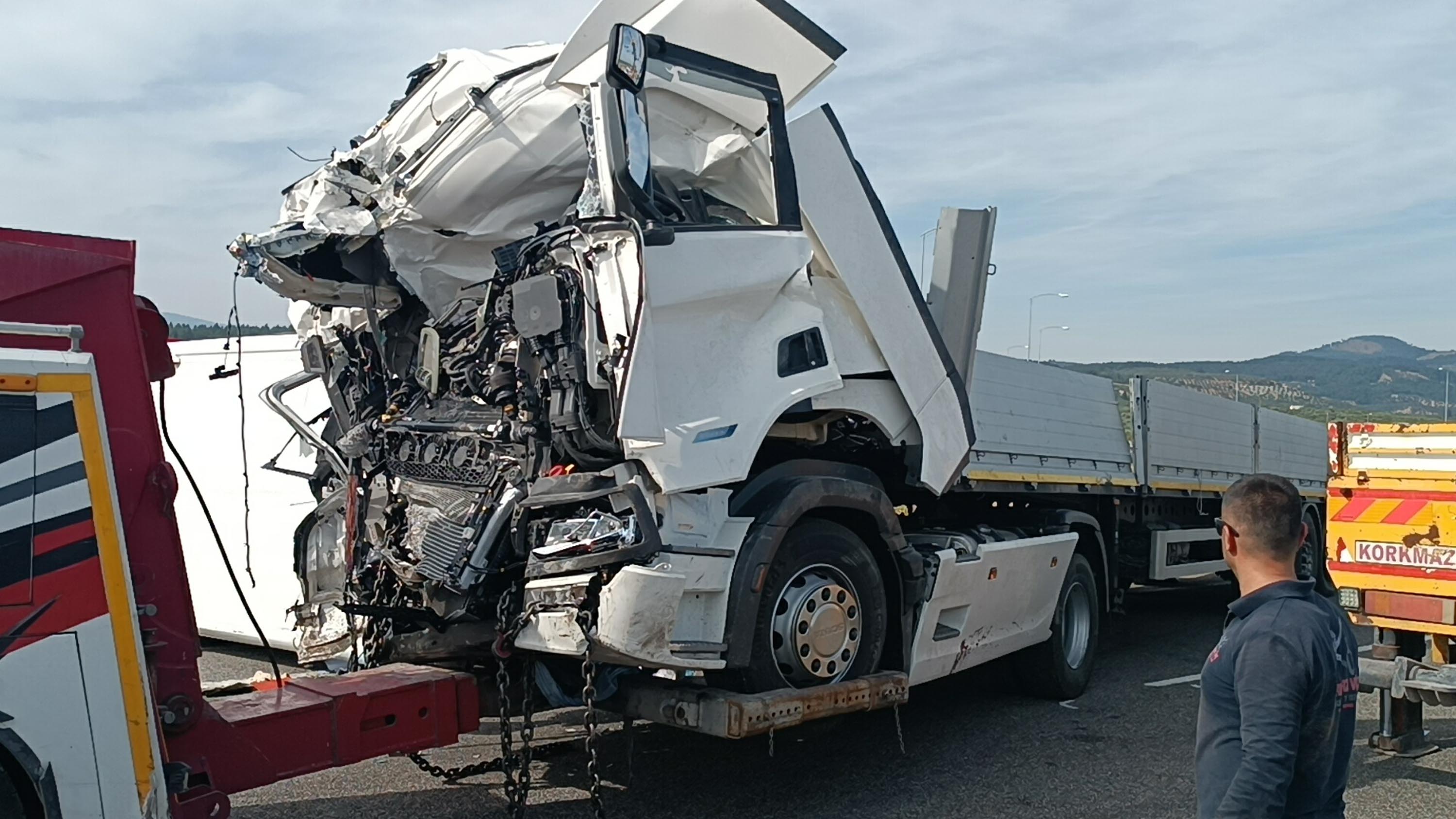 Manisa'da tur otobüsü ve TIR'ın çarpıştığı kazada 11 ölü, 27 yaralı