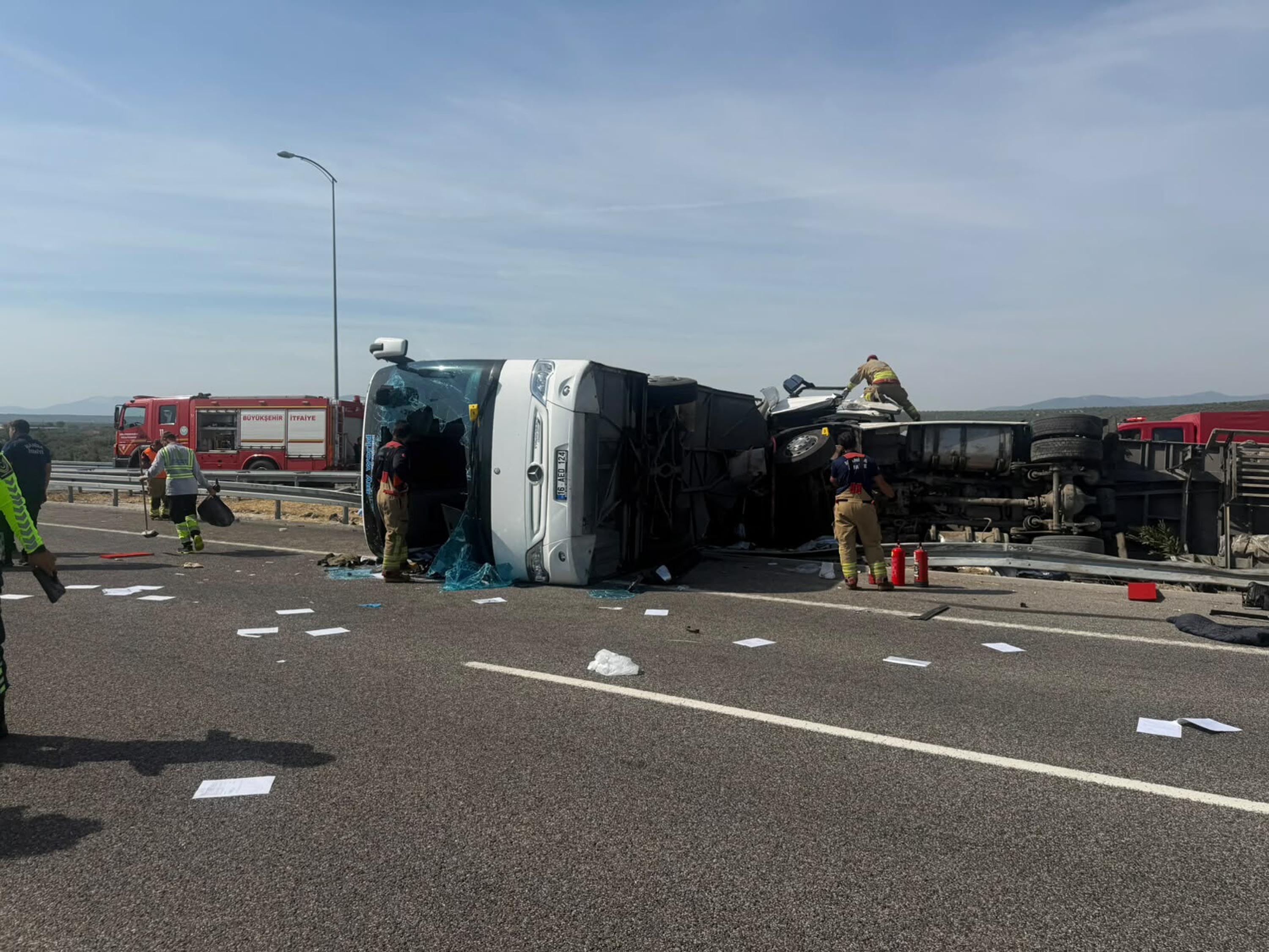 Manisa'da tur otobüsü ve TIR'ın çarpıştığı kazada 11 ölü, 27 yaralı