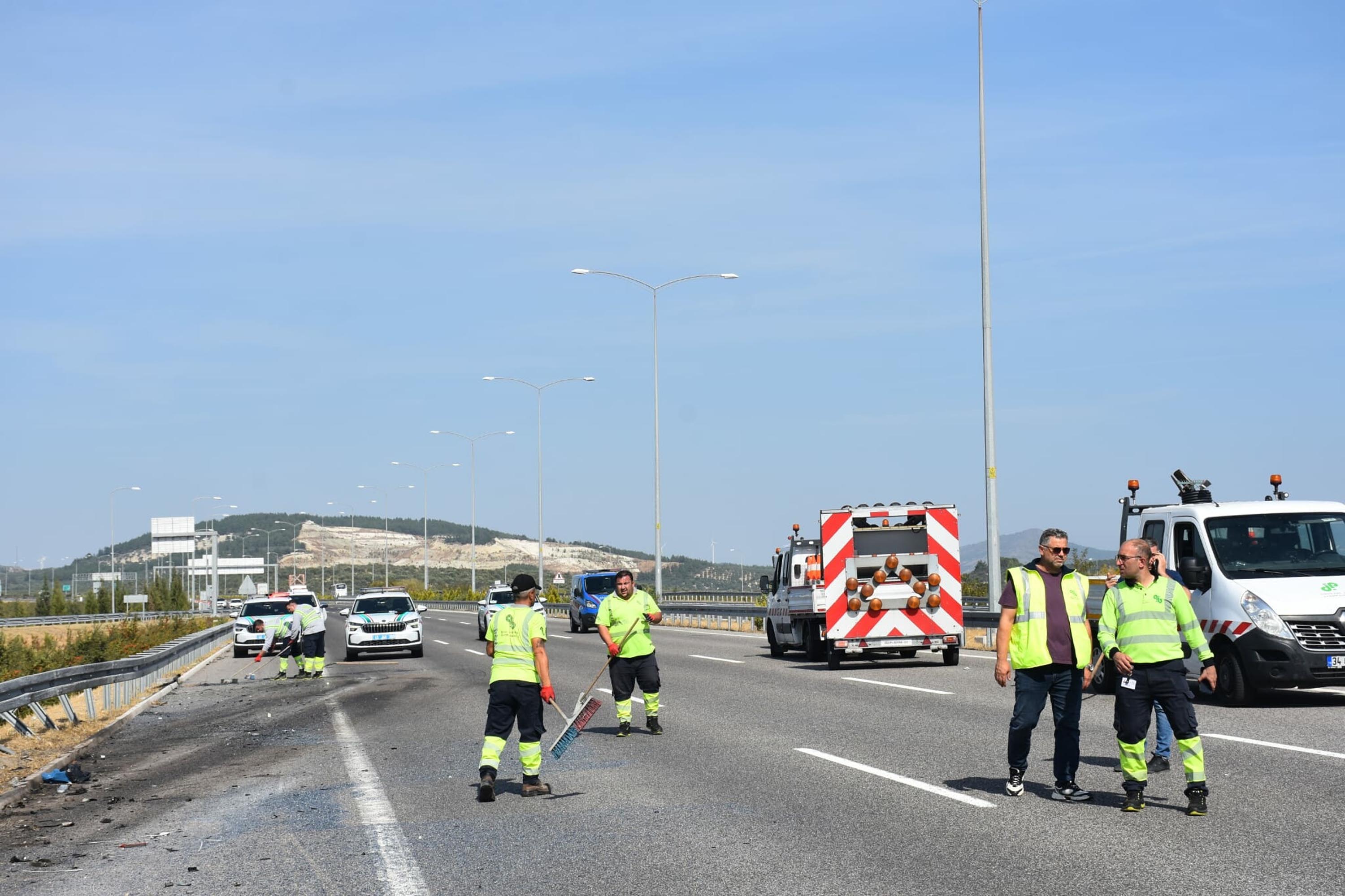Manisa'da tur otobüsü ve TIR'ın çarpıştığı kazada 11 ölü, 27 yaralı