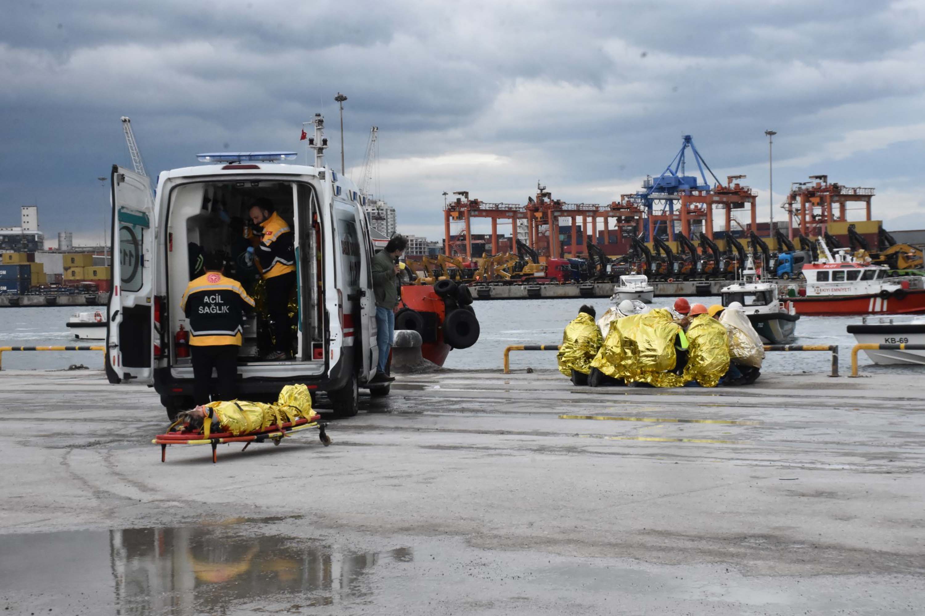 İzmir'de Sağlık Afet Çalışma Grubu Saha Tatbikatı