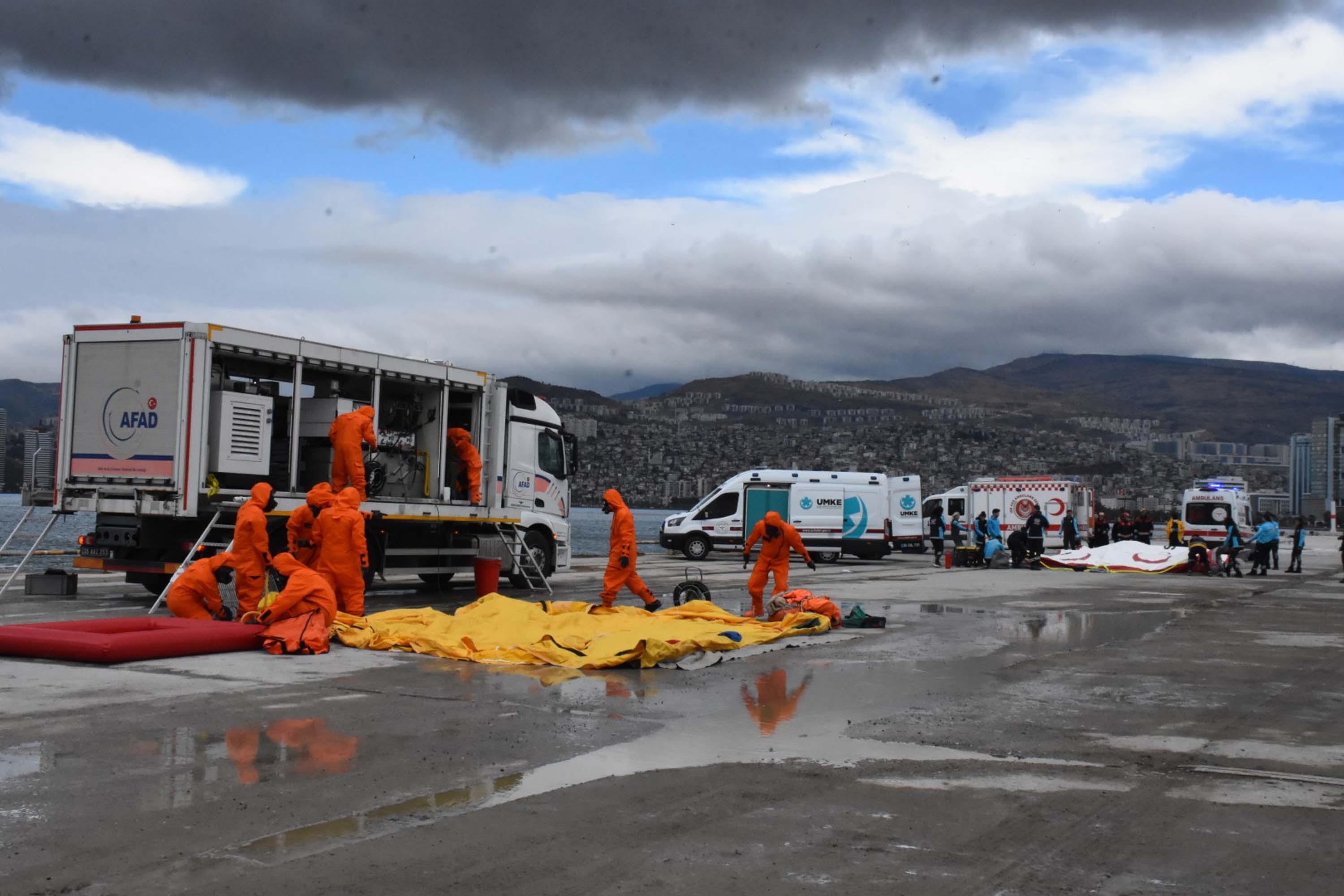 İzmir'de Sağlık Afet Çalışma Grubu Saha Tatbikatı