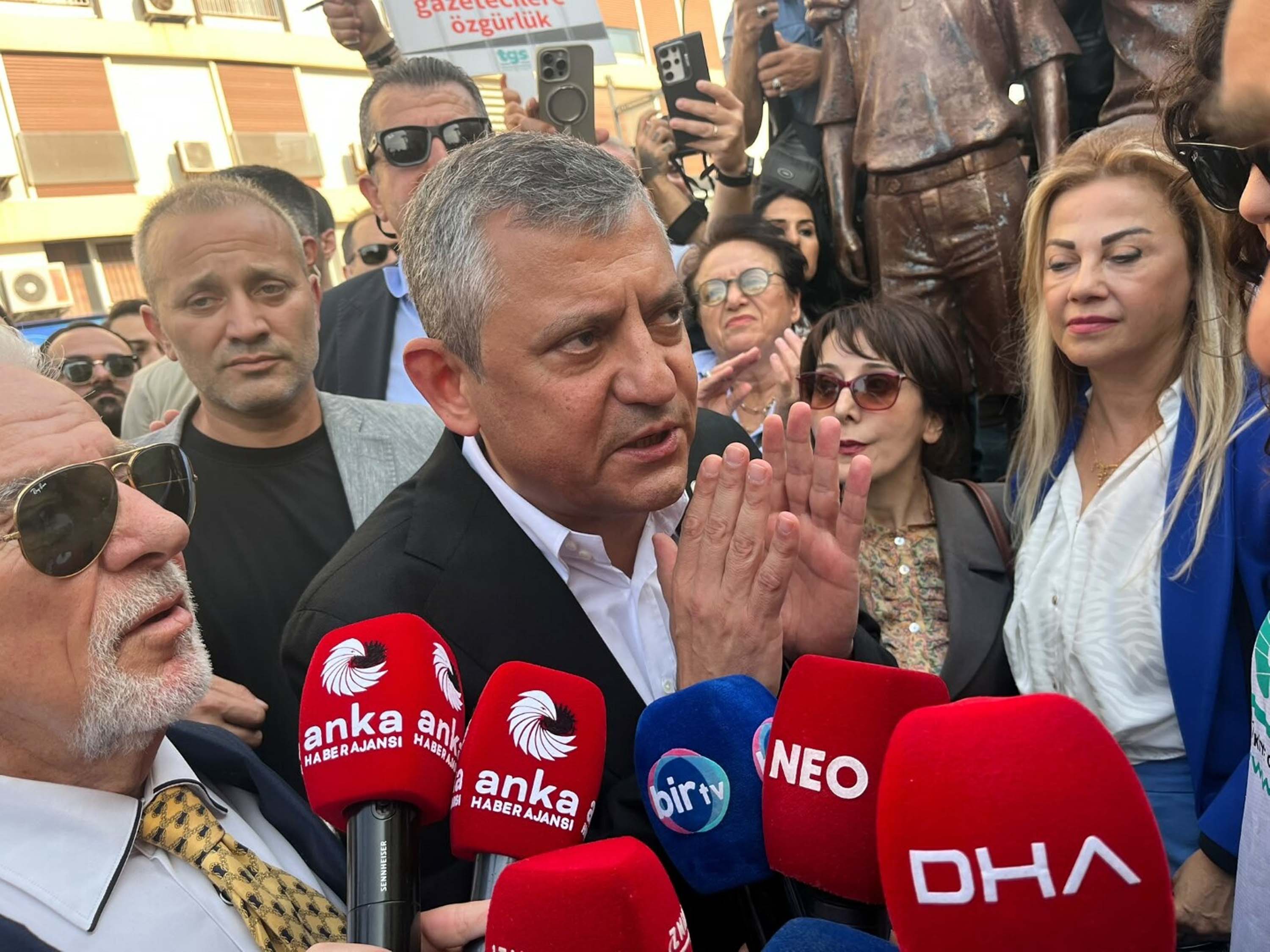 Özgür Özel, İzmir'de gazetecilerin yürüyüşüne katıldı
