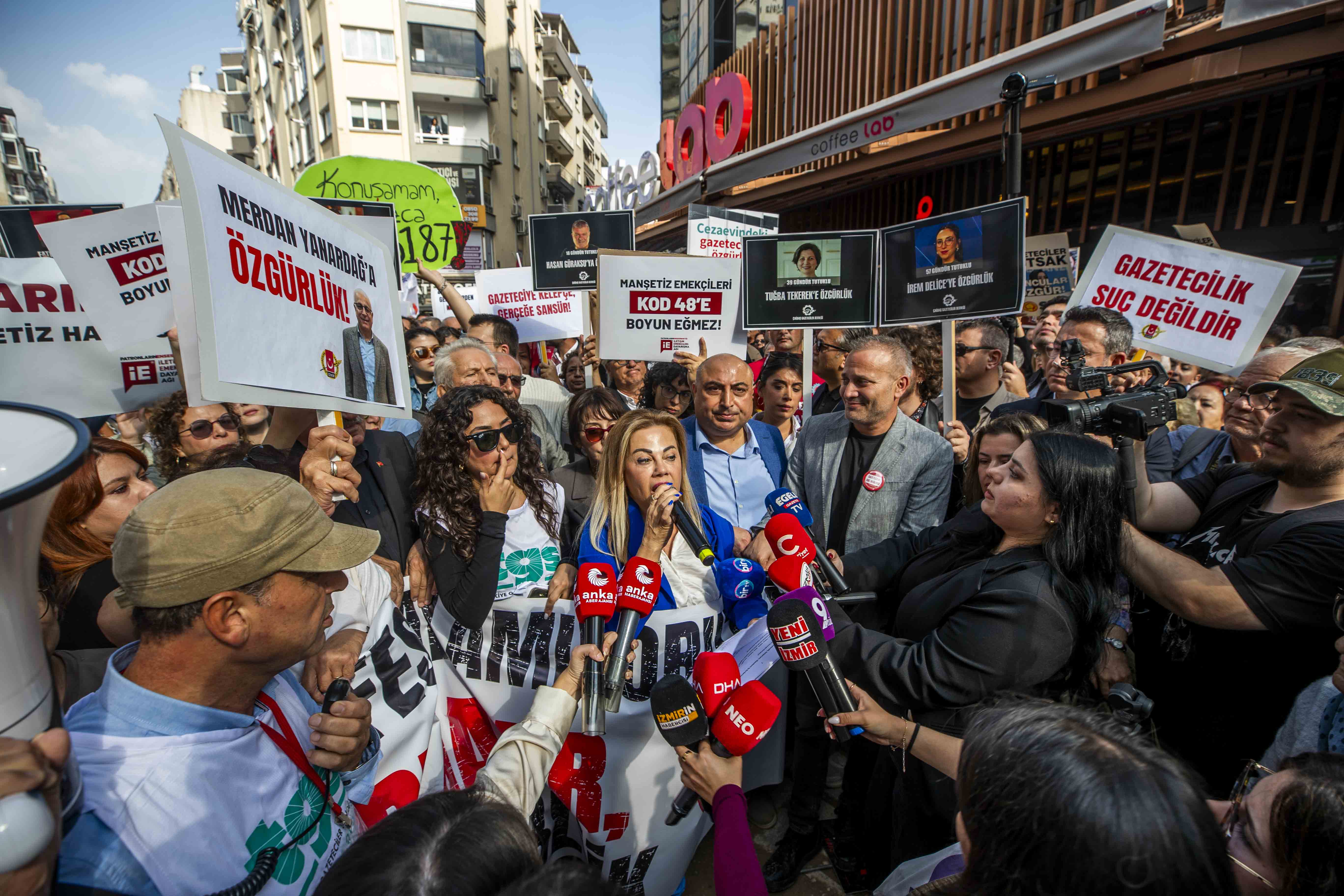 Özgür Özel, İzmir'de gazetecilerin yürüyüşüne katıldı