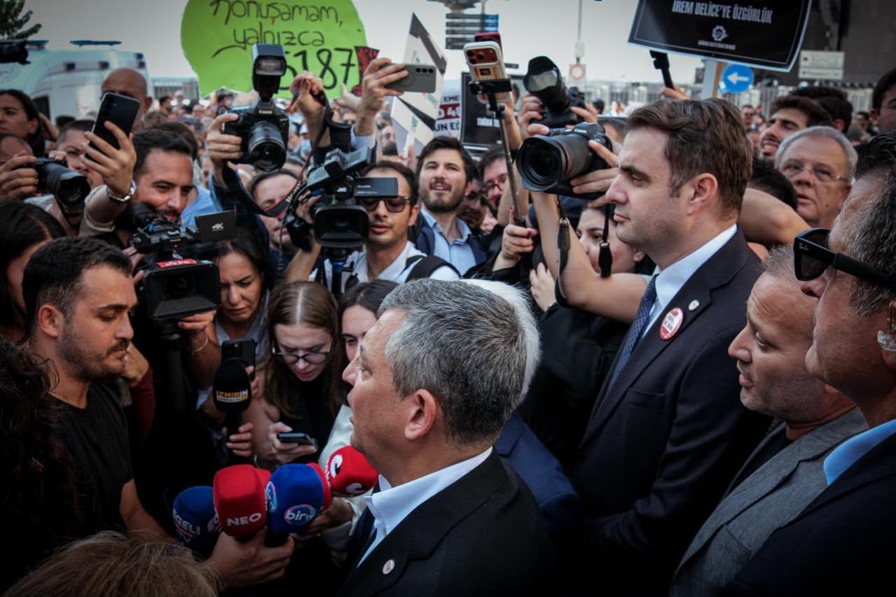 Özgür Özel, İzmir'de gazetecilerin yürüyüşüne katıldı