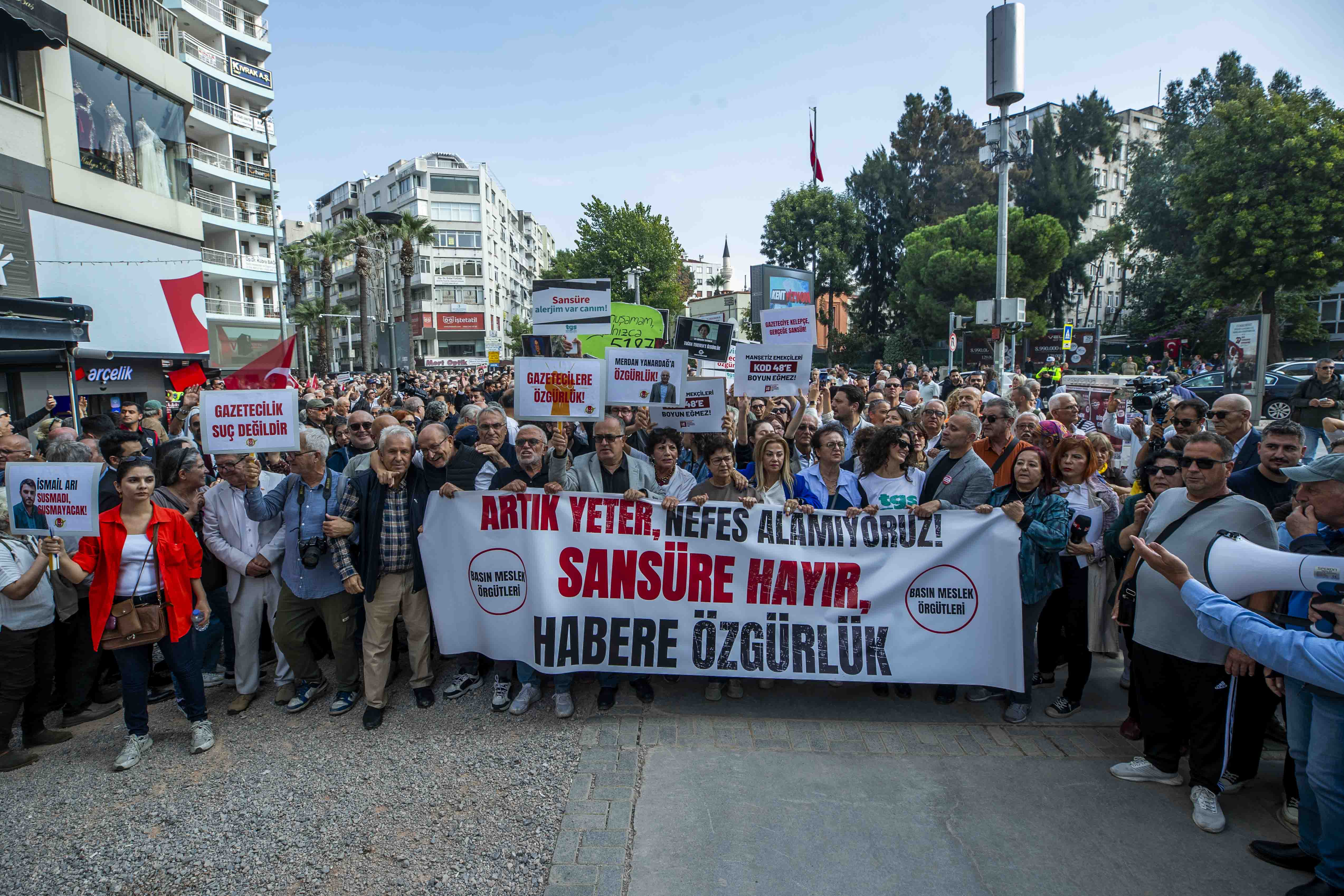 Özgür Özel, İzmir'de gazetecilerin yürüyüşüne katıldı