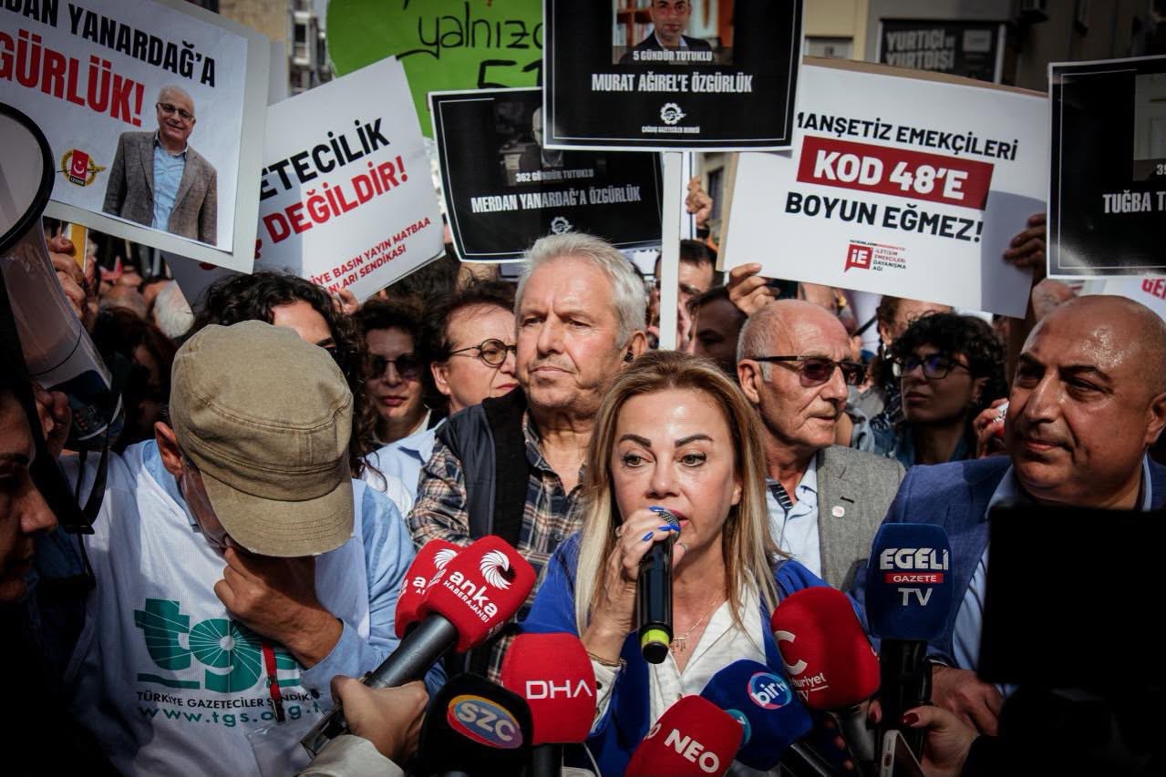 Özgür Özel, İzmir'de gazetecilerin yürüyüşüne katıldı