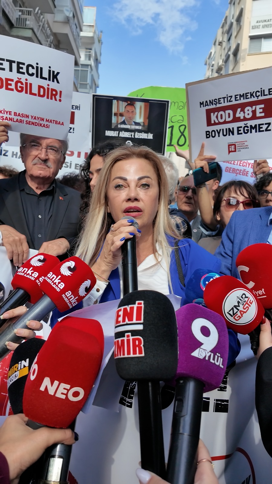 Özgür Özel, İzmir'de gazetecilerin yürüyüşüne katıldı