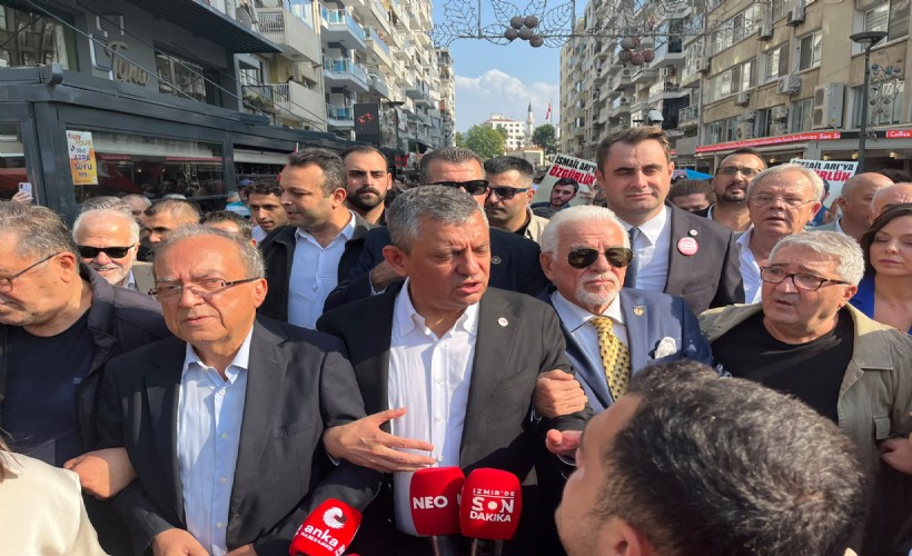 Özgür Özel, İzmir'de gazetecilerin yürüyüşüne katıldı