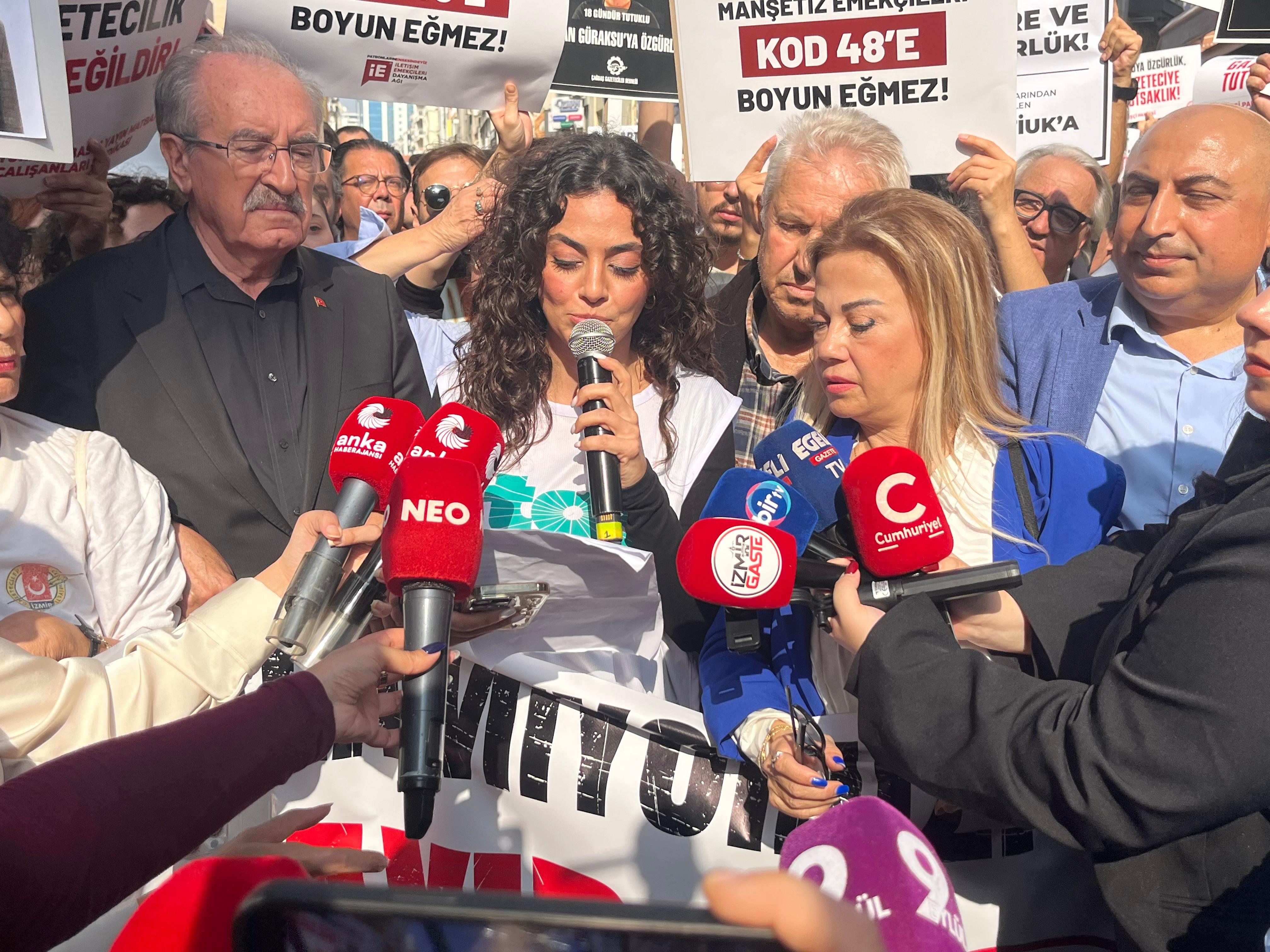 Özgür Özel, İzmir'de gazetecilerin yürüyüşüne katıldı