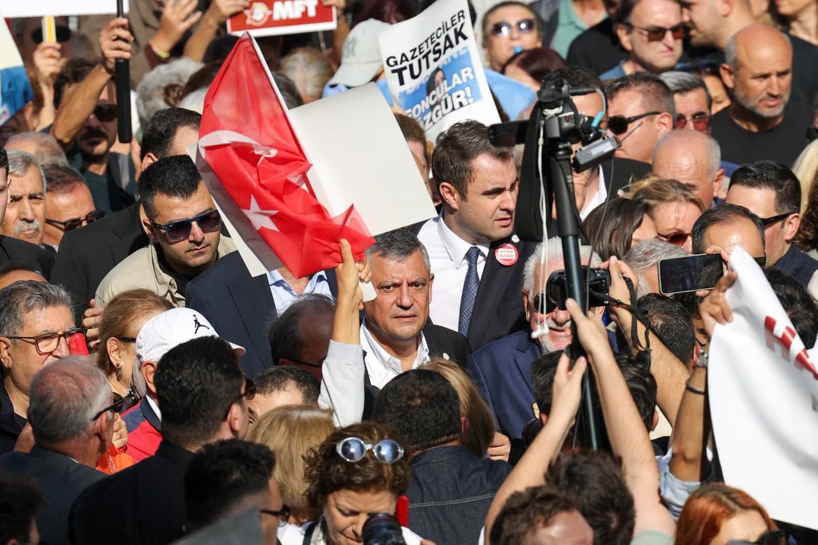Özgür Özel, İzmir'de gazetecilerin yürüyüşüne katıldı