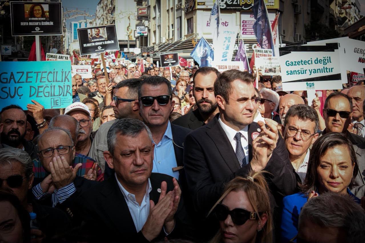 Özgür Özel, İzmir'de gazetecilerin yürüyüşüne katıldı