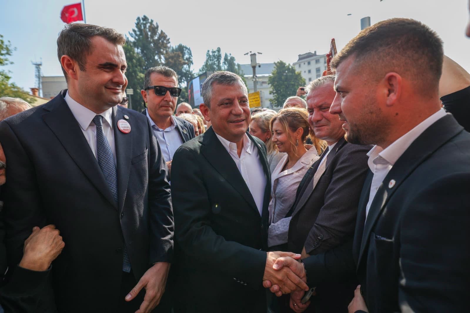 Özgür Özel, İzmir'de gazetecilerin yürüyüşüne katıldı