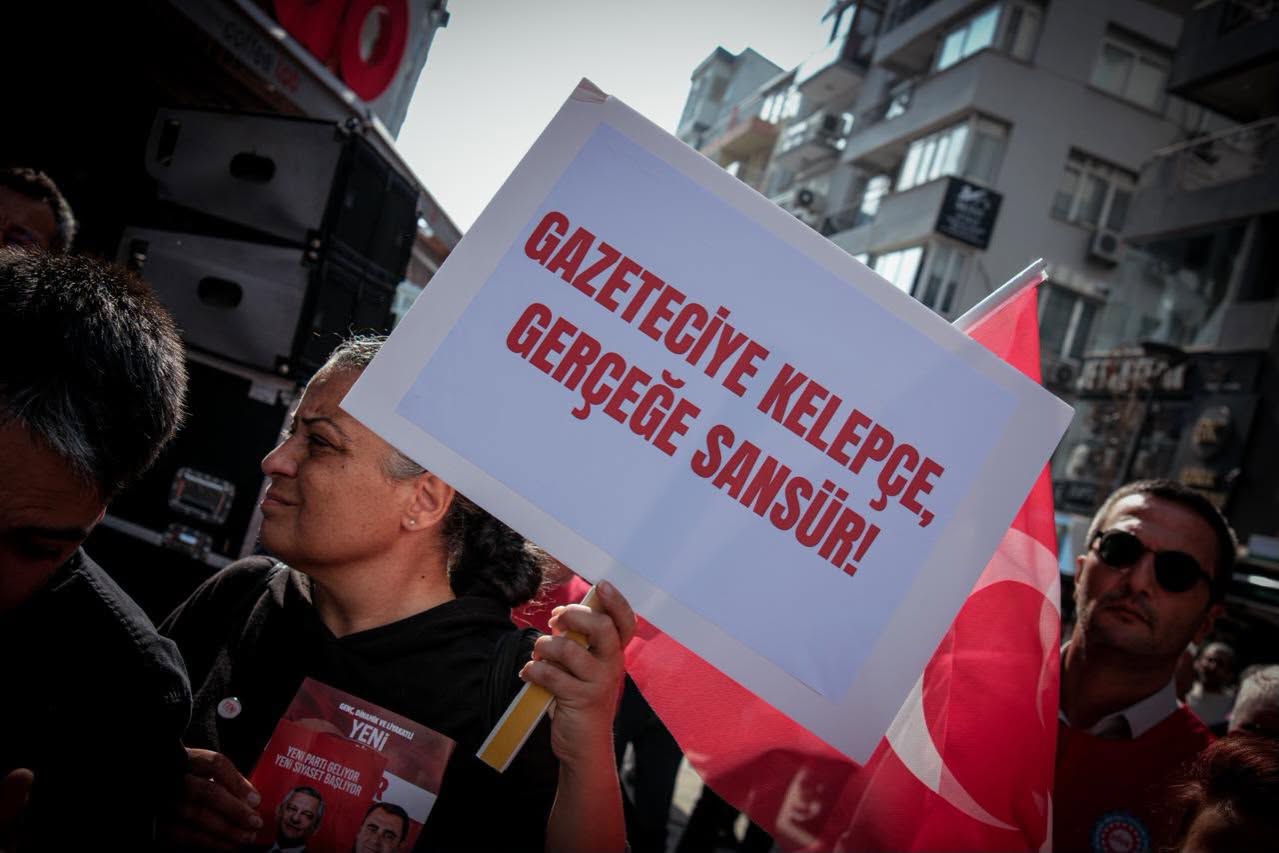 Özgür Özel, İzmir'de gazetecilerin yürüyüşüne katıldı