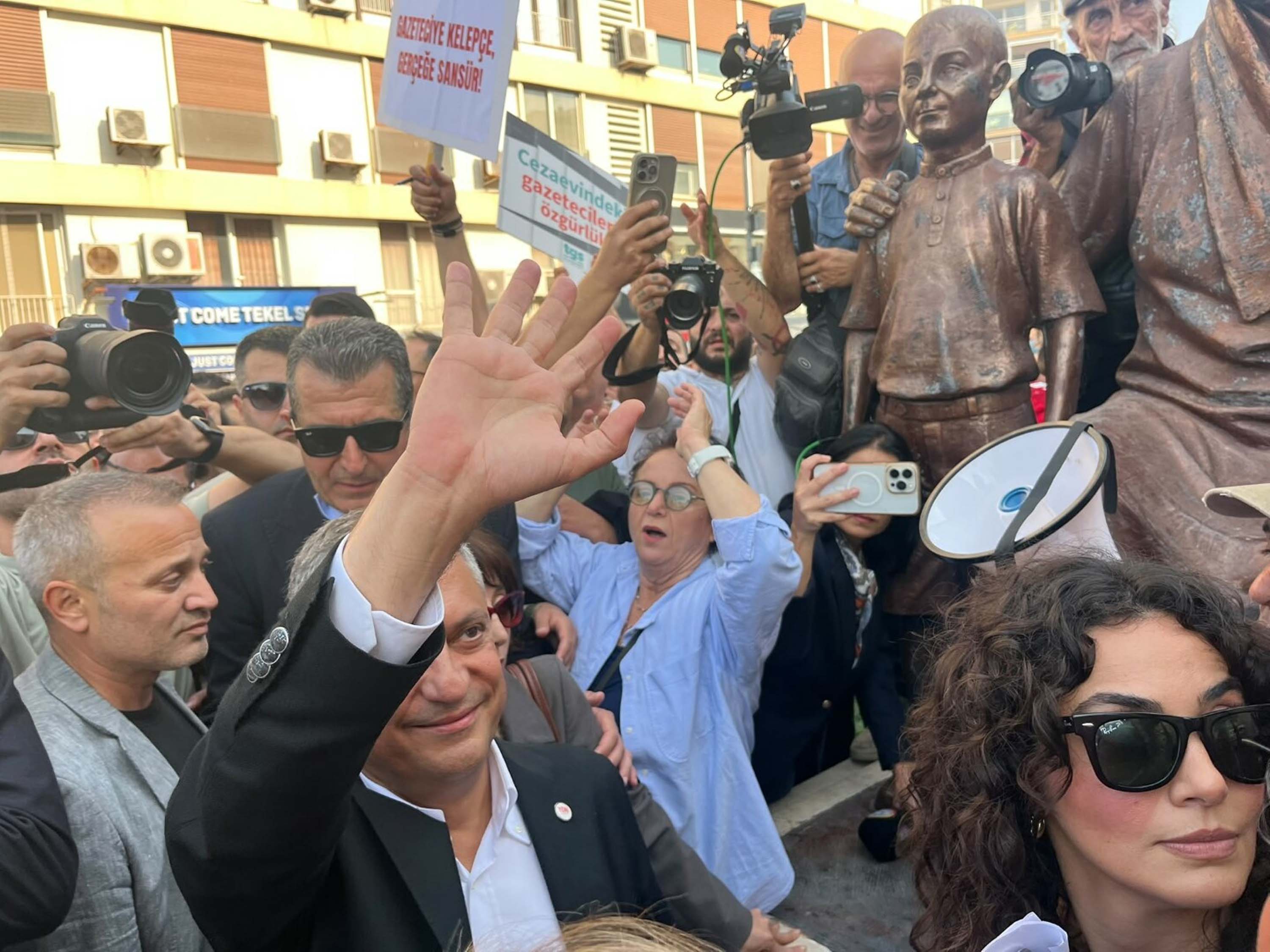 Özgür Özel, İzmir'de gazetecilerin yürüyüşüne katıldı