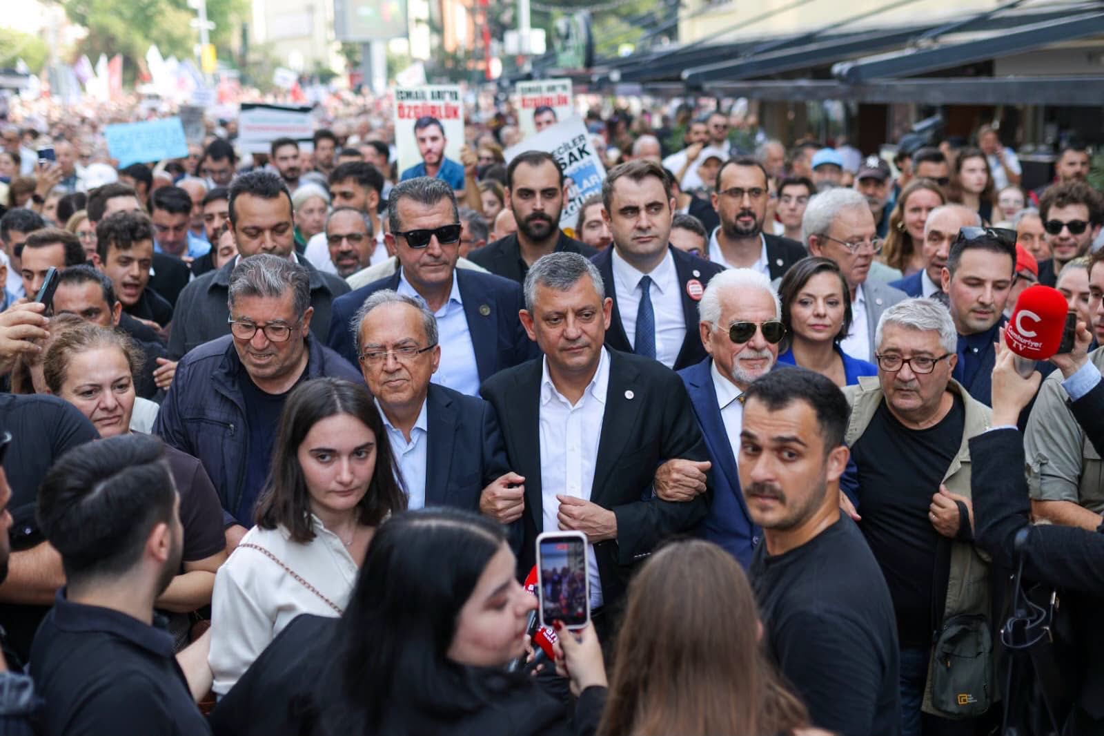 Özgür Özel, İzmir'de gazetecilerin yürüyüşüne katıldı