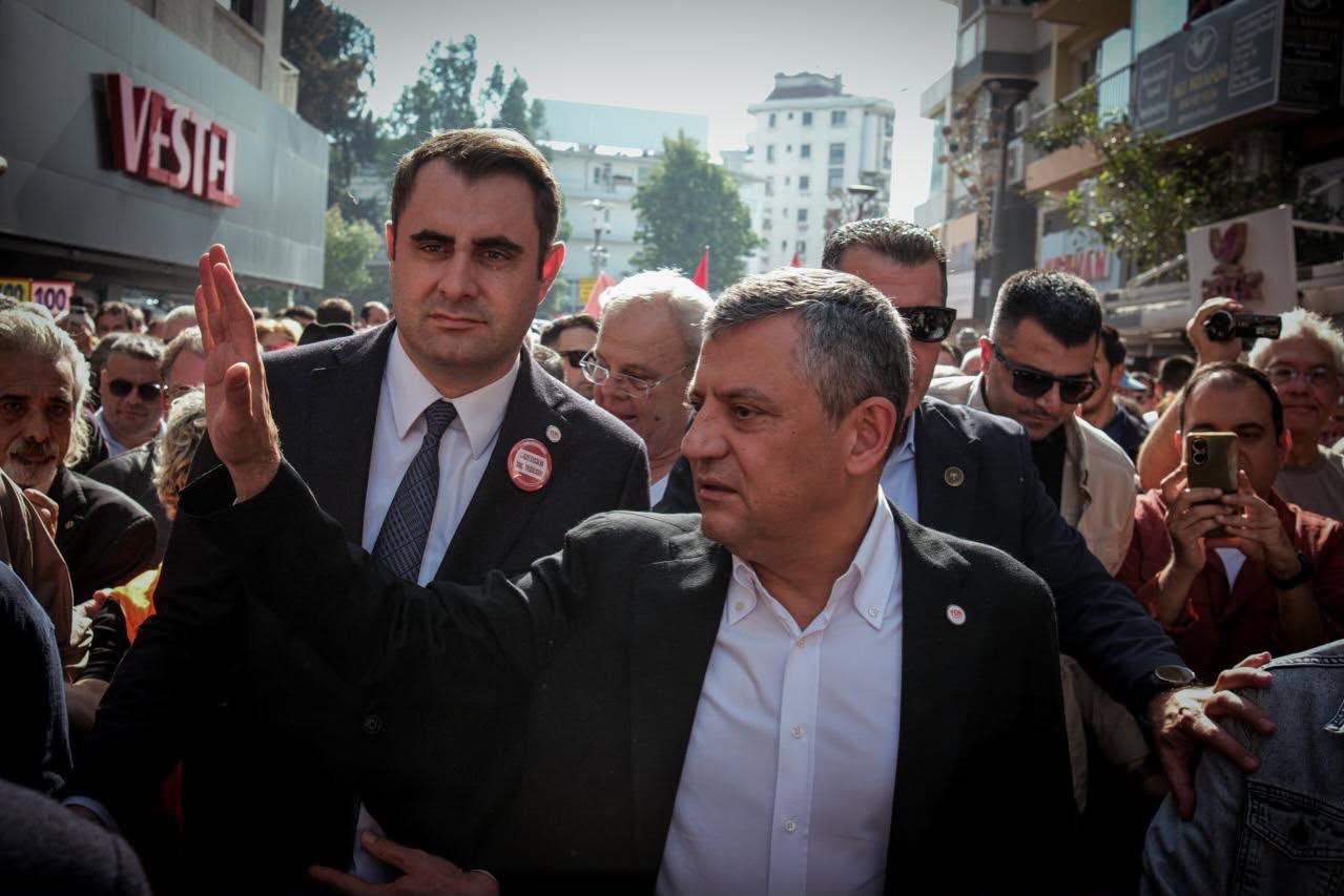 Özgür Özel, İzmir'de gazetecilerin yürüyüşüne katıldı