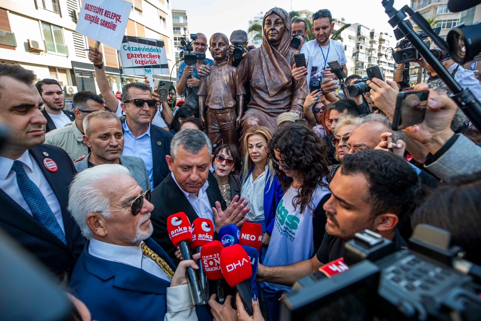 Özgür Özel, İzmir'de gazetecilerin yürüyüşüne katıldı