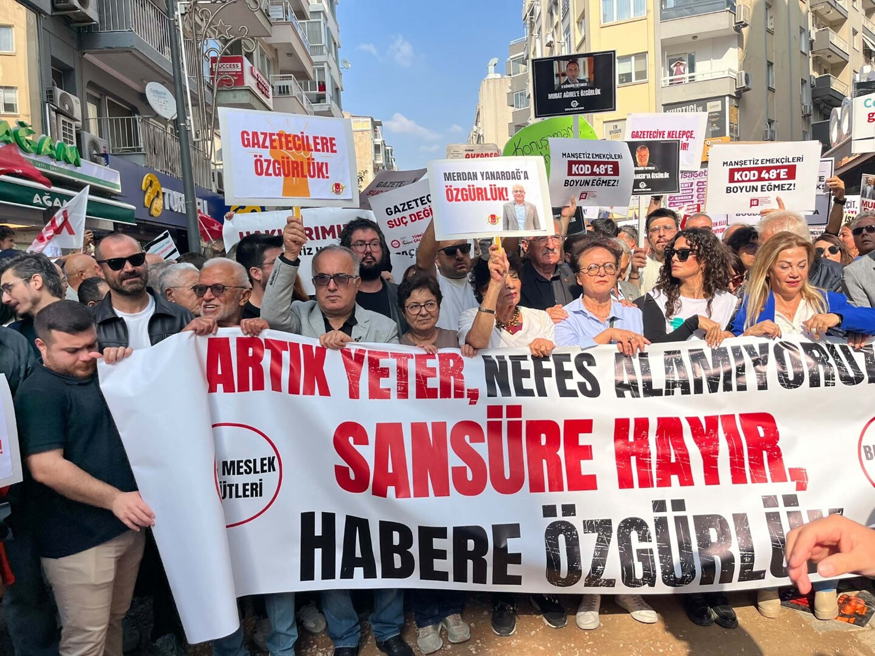 Özgür Özel, İzmir'de gazetecilerin yürüyüşüne katıldı