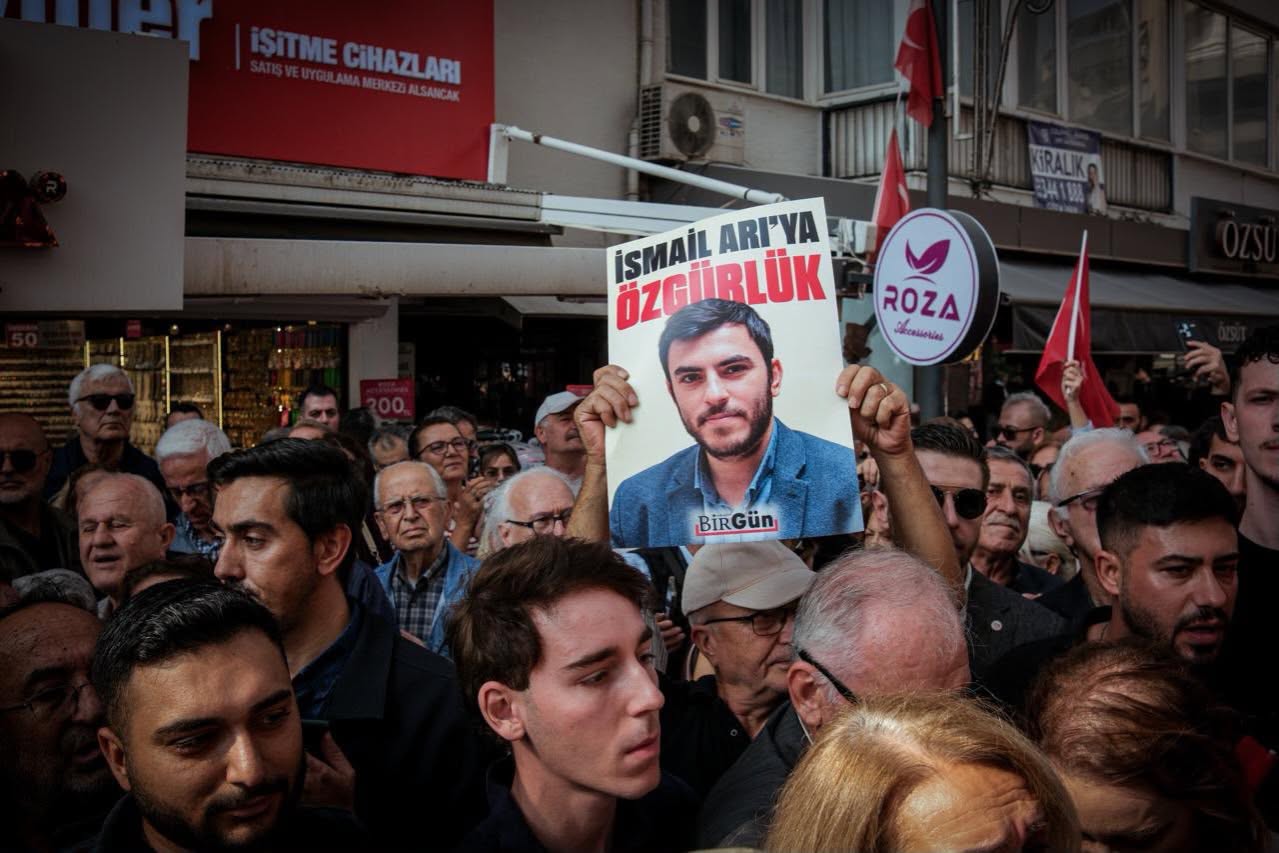 Özgür Özel, İzmir'de gazetecilerin yürüyüşüne katıldı