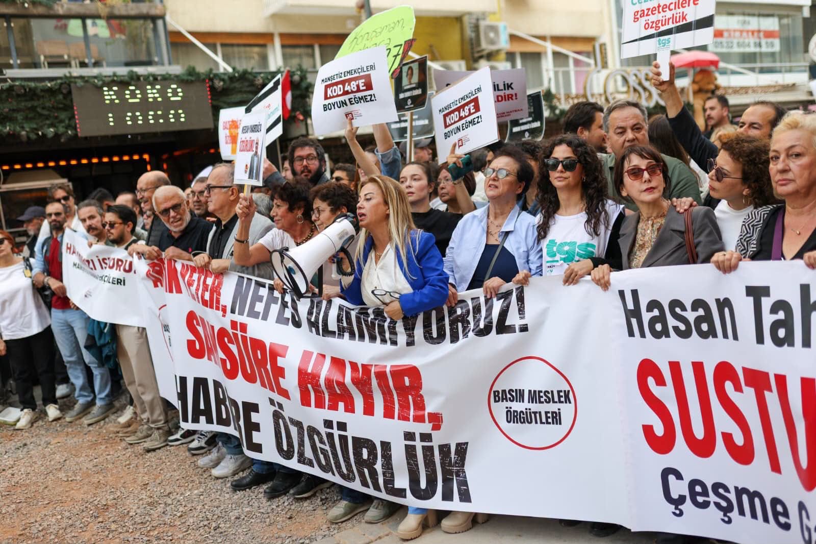 Özgür Özel, İzmir'de gazetecilerin yürüyüşüne katıldı