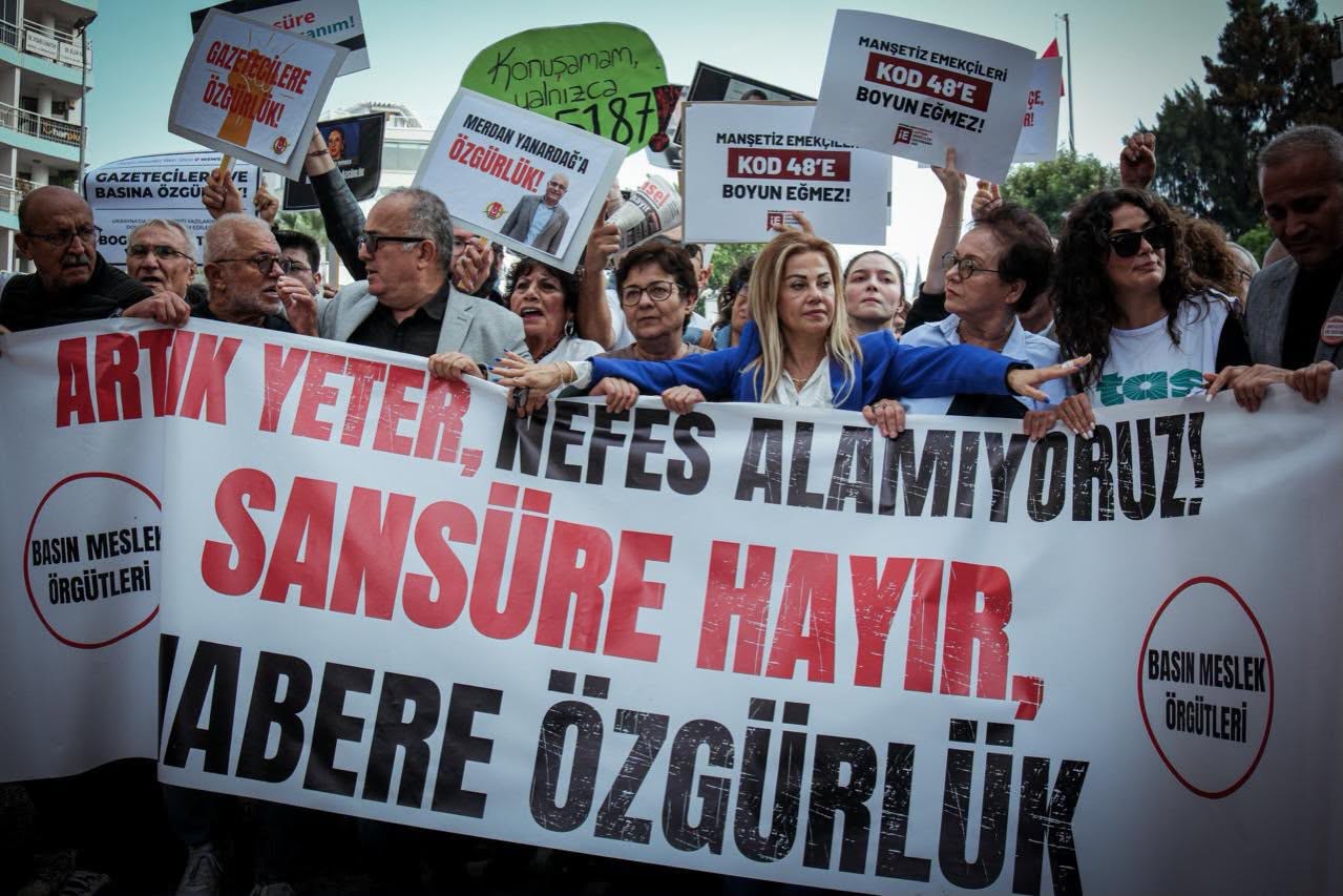 Özgür Özel, İzmir'de gazetecilerin yürüyüşüne katıldı