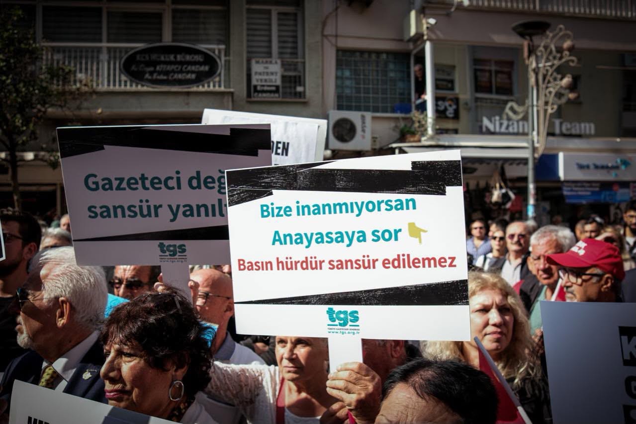 Özgür Özel, İzmir'de gazetecilerin yürüyüşüne katıldı