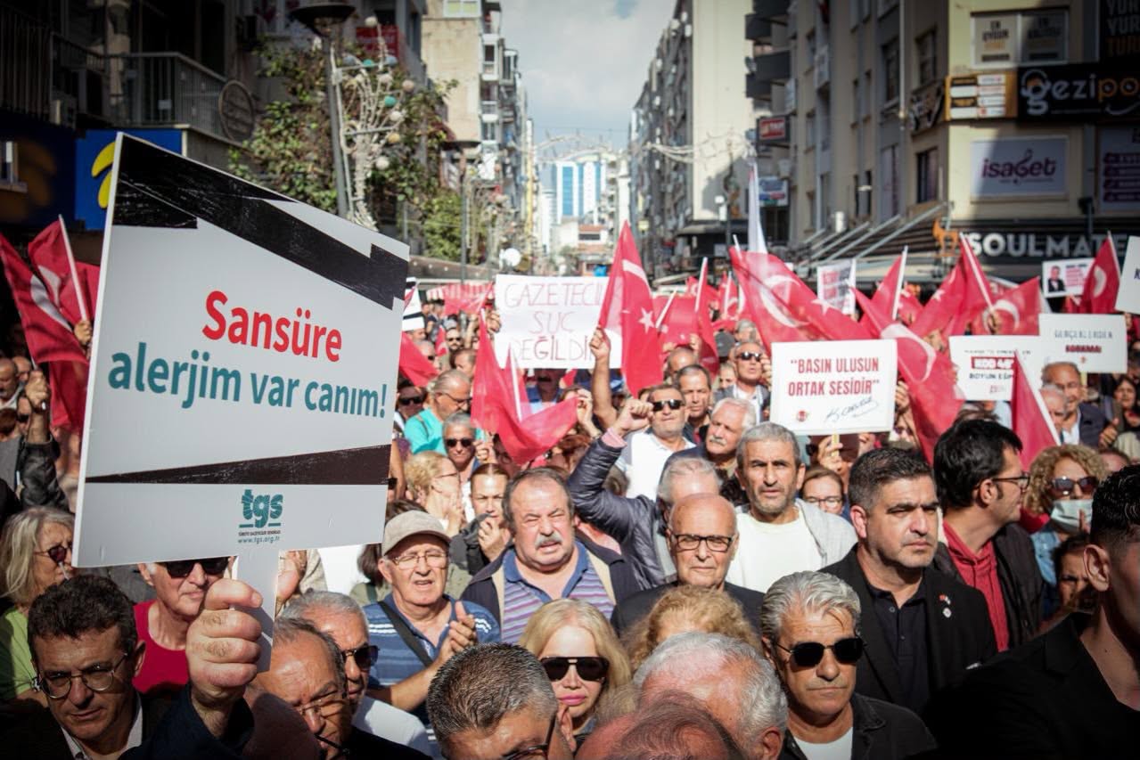 Özgür Özel, İzmir'de gazetecilerin yürüyüşüne katıldı
